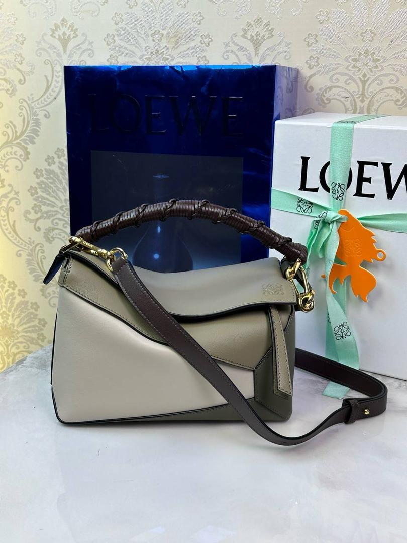 🎈最新编织手腕𝙋𝙪𝙯𝙯𝙡𝙚 ——【月桂绿拼】 尺寸：𝟐𝟒-𝟏𝟎.𝟓-𝟏𝟔.𝟓𝐜𝐦 编码：062405 ♥️以罗家经典几何设计，搭配独特的编织手腕，人字纹里布。 ♥️容量大，经典百搭，可拆卸肩带，有单肩，斜挎，手提等多样化背法。随性时髦洒脱，实用性强。 ♥️独家背景➕独家品质➕独家全套砖柜礼盒套装，市场高端品质皆在我手✌🏻