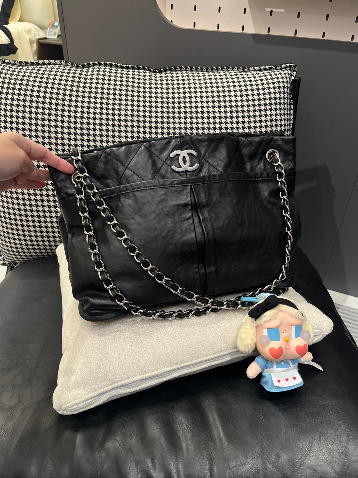 Chanel shoulder bag calfskin ,100%Authentic,95%new  ✅card✅dust bag  