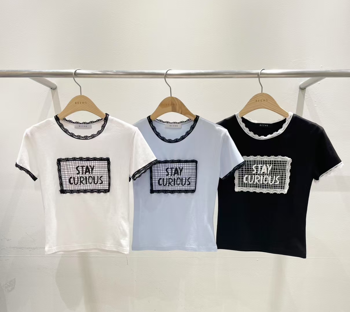 Fitted Lace-Trimmed Cropped T-Shirt with "Stay Curious" Patch‖ 拼接蕾丝边修身短款字母T恤 KR0162254