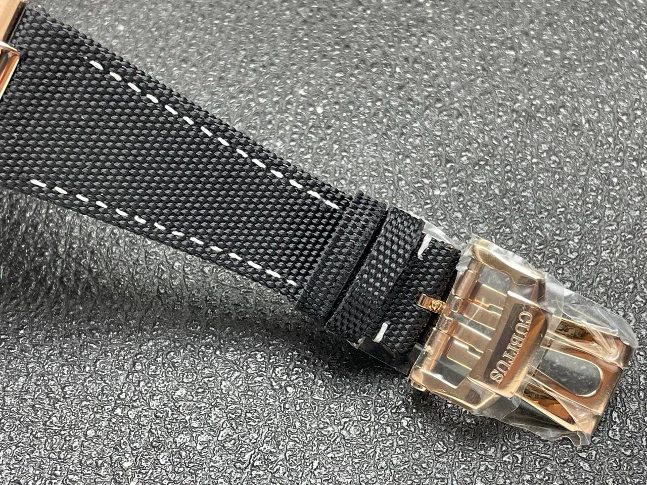 🌐百达翡丽 推出设计与美学： Cubitus 5822P-001表壳尺寸 45毫米（对角线测量） ，这款腕表的心脏是 Caliber 240 PS CI J LU 自动上链机芯🌐