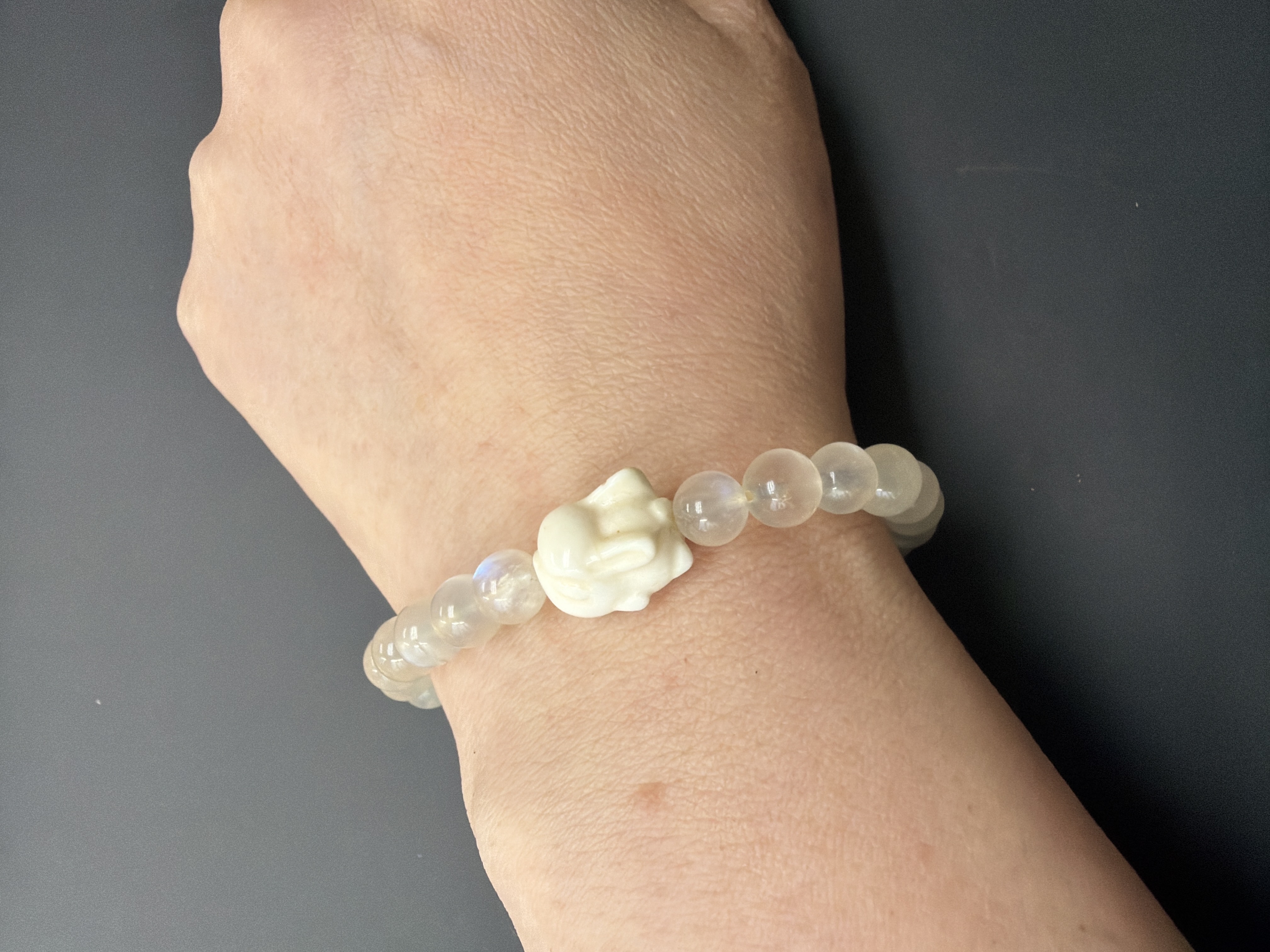 5mm 月亮石手串 配：兔仔