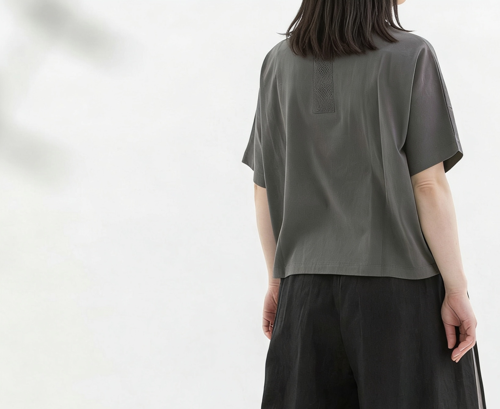 日系Lace刺繡Tee - 碳灰