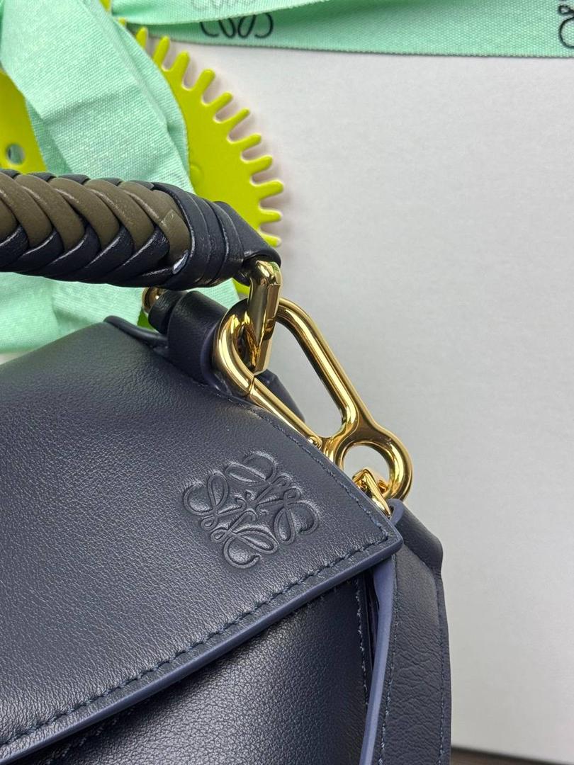 🎈最新编织手腕𝙋𝙪𝙯𝙯𝙡𝙚 ——【深墨水色/深卡其】 尺寸：𝟐𝟒-𝟏𝟎.𝟓-𝟏𝟔.𝟓𝐜𝐦 编码：062405 【配全套礼盒】 ♥️以罗家经典几何设计，搭配独特的编织手腕，绒面内里。 ♥️容量大，经典百搭，可拆卸肩带，有单肩，斜挎，手提等多样化背法。随性时髦洒脱，实用性强。 ♥️独家背景➕独家品质➕独家全套砖柜礼盒套装，市场高端品质皆在我手✌🏻