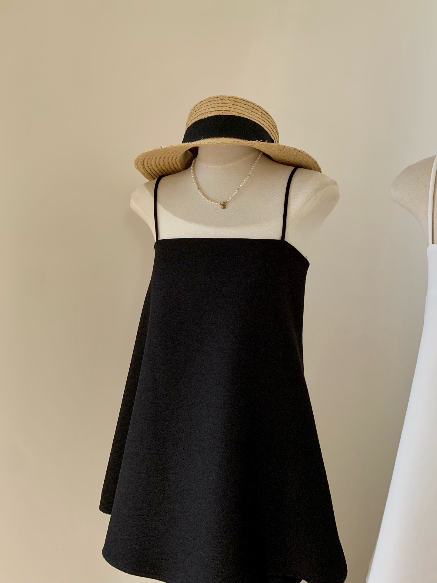 Maya Top + Short Sets 法式高级感吊带上衣+短裤套装 ( 2 Colours )