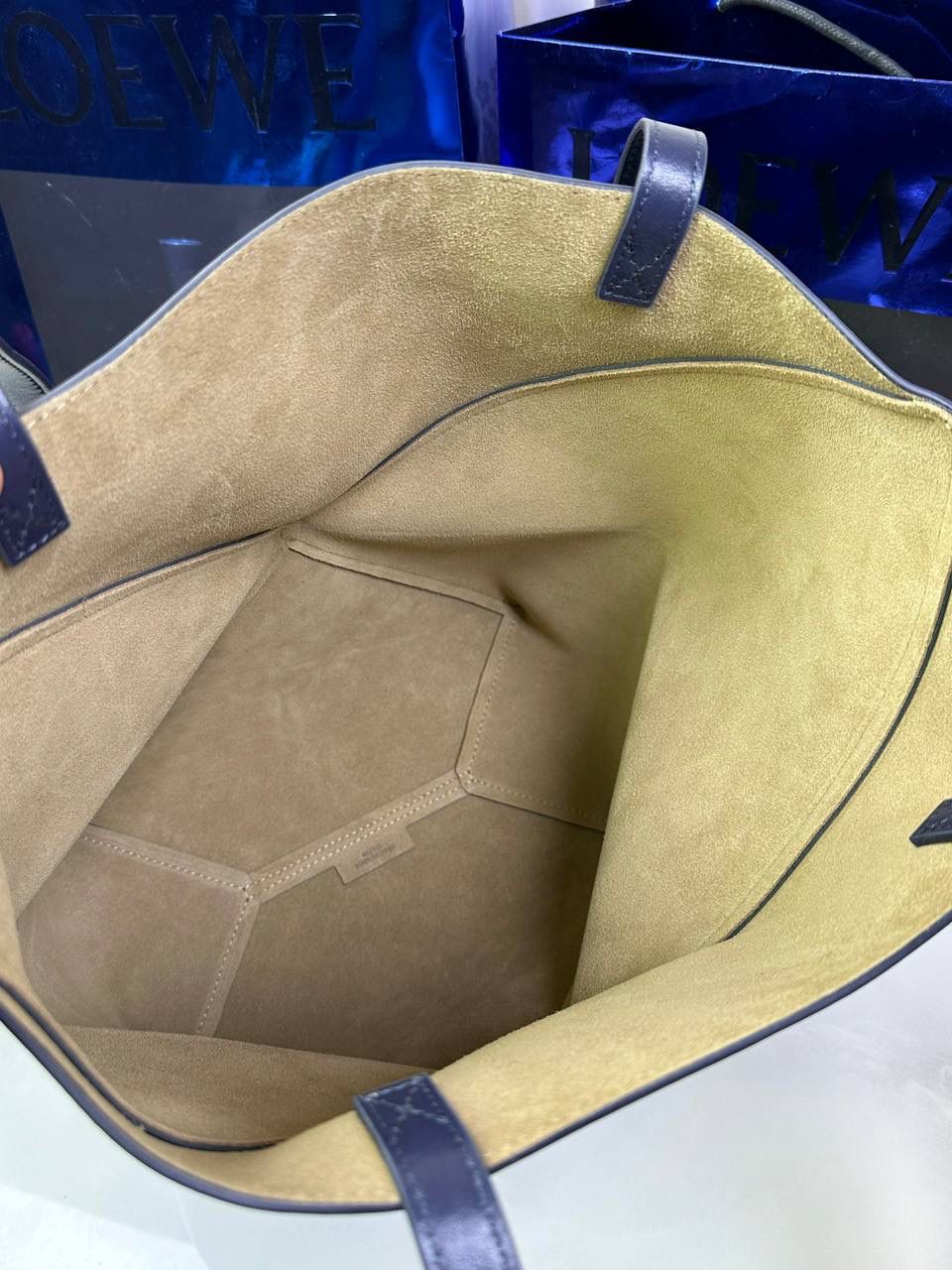 *𝐏𝐮𝐳𝐳𝐥𝐞 𝐅𝐨𝐥𝐝折叠手袋👜*（深邃蓝） ——全新【𝗡𝗘𝗪】升级‼️ 延续经典𝙋𝙪𝙯𝙯𝙡𝙚的标志性几何裁剪设计，新晋顶流🅰️𝙋𝙪𝙯𝙯𝙡𝙚 𝙁𝙤𝙡𝙚 𝙏𝙤𝙩𝙚以折纸包为灵感，升级成🉑完全折叠‼️的结构，立体与平面任意切换，出差旅行🧳必备单品。小牛皮材质轻且柔软，𝐌𝐢𝐧𝐢尺寸搭配一条可拆卸式肩带，手提，肩背，斜挎多样化背法✨ 尺寸：𝟐𝟓.𝟓-𝟏𝟒.𝟓-𝟑𝟏.𝟓cm 款号：052316