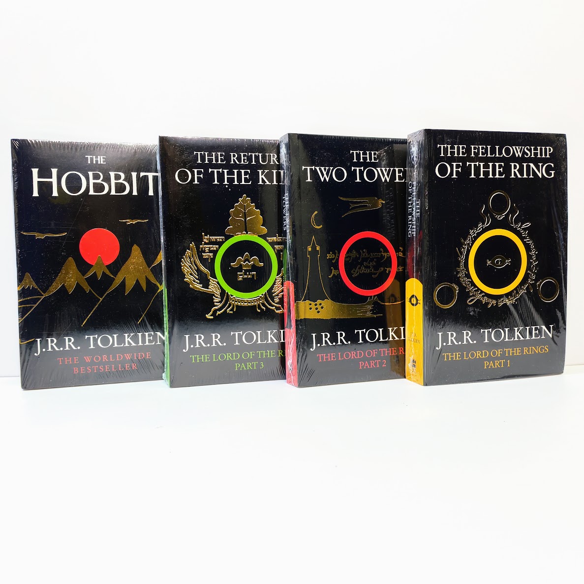 The Lord of Rings 4 books   The Hobbit / The Fellowship of the Ring / The Two Towers / The Return of the King 暢銷小說  魔戒三部曲指環王  A47