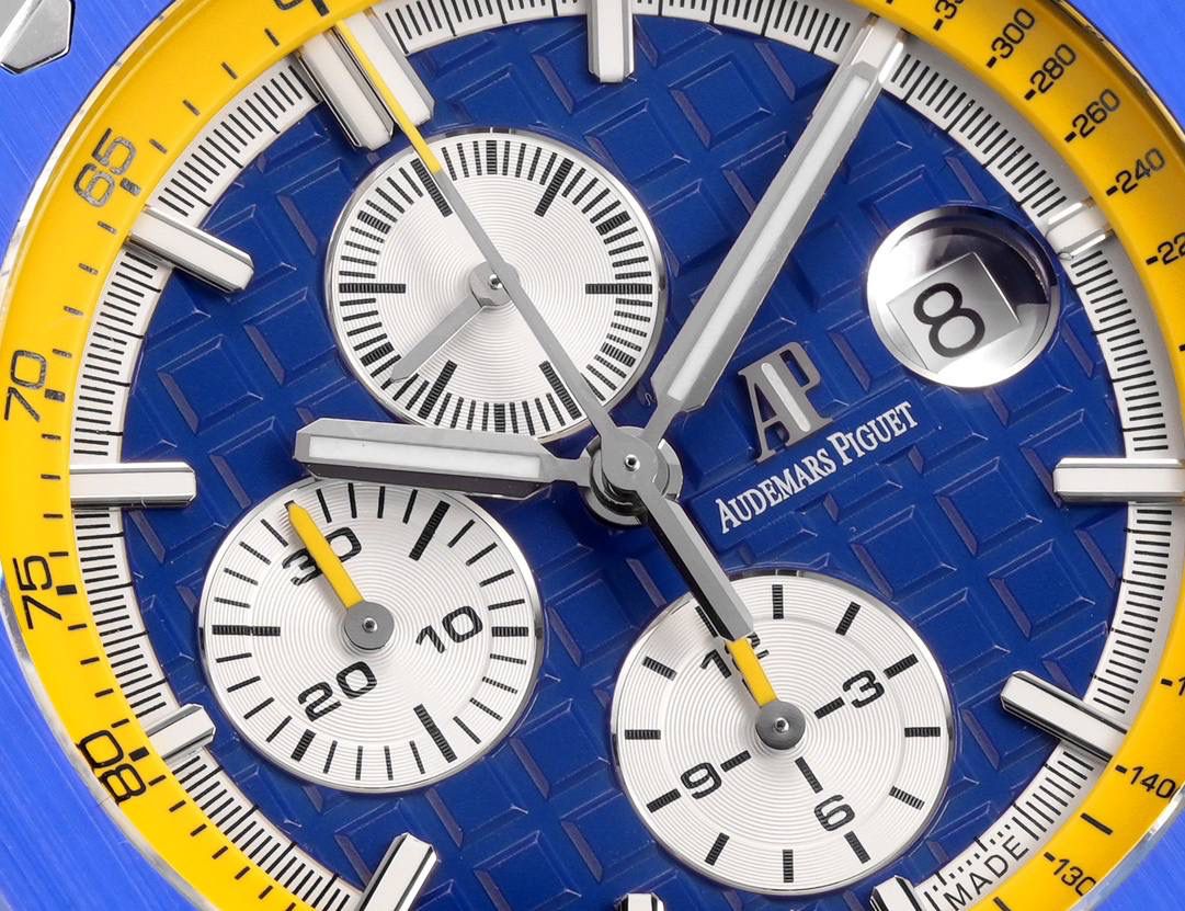 🚀皇家橡树离岸型26400/26238/26470系列正式登场！款式最全，做工最好的爱彼计时款腕表来了，有做工好的顶级货😍💯廉价的小厂货就别去考虑了！ 1，机芯采用12位小秒的定制版3126计时机芯，完美还原原版所有功能。经过精密打磨，大大加强了其稳定性。 2，其中碳纤维系列表壳采用全新碳纤维复合材料——「Carbon TPT® B.4」打造，这种高科技材料比常规 Carbon TPT® 密度提高4%，纤维硬度提升15%，树脂强度提升30%，材料结构经过各项异性优化，保持轻盈同时无比坚韧，提供迄今最强的抗冲击性能。 3，字面颜色均采用目前最先进电镀技术，非几年前的简单喷漆技术。每一个巧克力格纹装饰，通过CNC级别打磨，无限接近原版。 4，同步原版搭载微微活动头粒，胶带采用进口氟橡胶材质，皮带采用美洲鳄鱼皮材质，更加耐磨耐造。