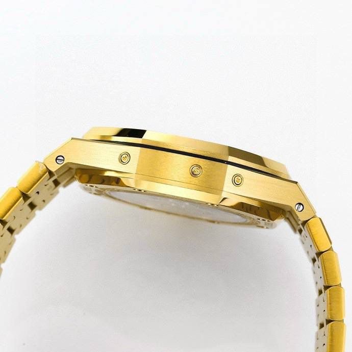 🚀爱彼 皇家橡树系列 ，复杂功能万年历腕表。型号：26574ST.OO.1220ST.01 业内唯一实现原版功能。💯 贵族钟表 爱彼皇家橡树系列万年历腕表，高贵优雅的蓝盘配上冷艳精钢表壳，完美体现爱彼美学设计及复杂功能的极高技术。 表壳采用316L精钢，直径41毫米. 厚度11.4mm。蓝色表盘镌刻“Grande Tapisserie”大格纹装饰，蓝色表盘，立体时标、刻面指针覆盖夜光涂层。三个显示日历功能的副表盘以及月相显示盘对称分布于表盘之上，井然有序地显示出小时、分钟、星期、日期、周历、月份、月相和闰年信息。真正唯一对版。蓝宝石防眩光处理让整体手表更加通透明亮。 搭载9015一比一改装定制还原Calibre 5134自动上链机芯。堪称毕业的产品。 这枚腕表的编号是Ref. 26574ST.OO.1220ST.01