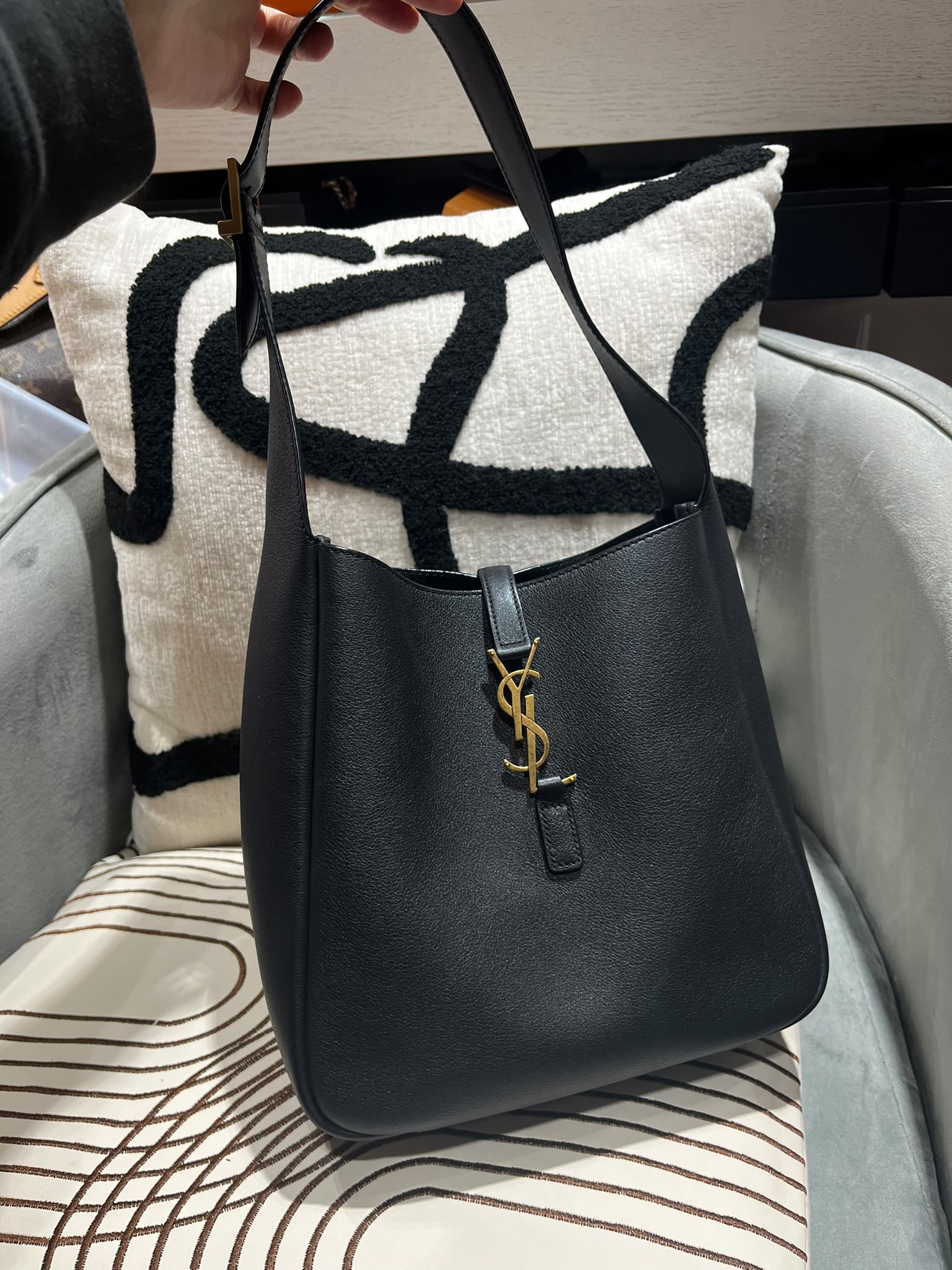Saint Laurent Le 5 à 7 Supple Small Hobo 100%Authentic,98%New✅Dust bag 