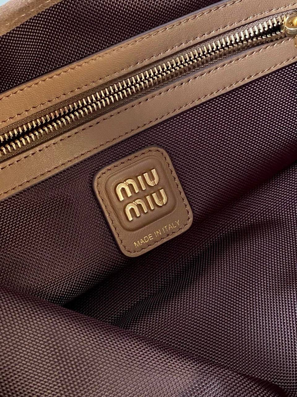 🈶可可棕 𝗠𝗶𝘂𝗠𝗶𝘂 𝐢𝐯𝐲 24秋冬托特 今年棕麂皮系列大人气啊！ 深深的巧克力色，满满秋冬味儿～ 绒面皮每年都会有，但是！！ 今年这股风刮的特别猛 从秀场到ins博主穿搭，或者线上门店 几乎都有麂皮元素！ 西装款 夹克 风衣 鞋子 包括包包等 延续去年美拉德色系的颜色， 今年的颜色各种各样，有深有浅 但我唯爱咱miu家的这个巧棕色 绝对秋冬氛围感里，最“增质感”的时髦单品！ 35×40cm #F0110m