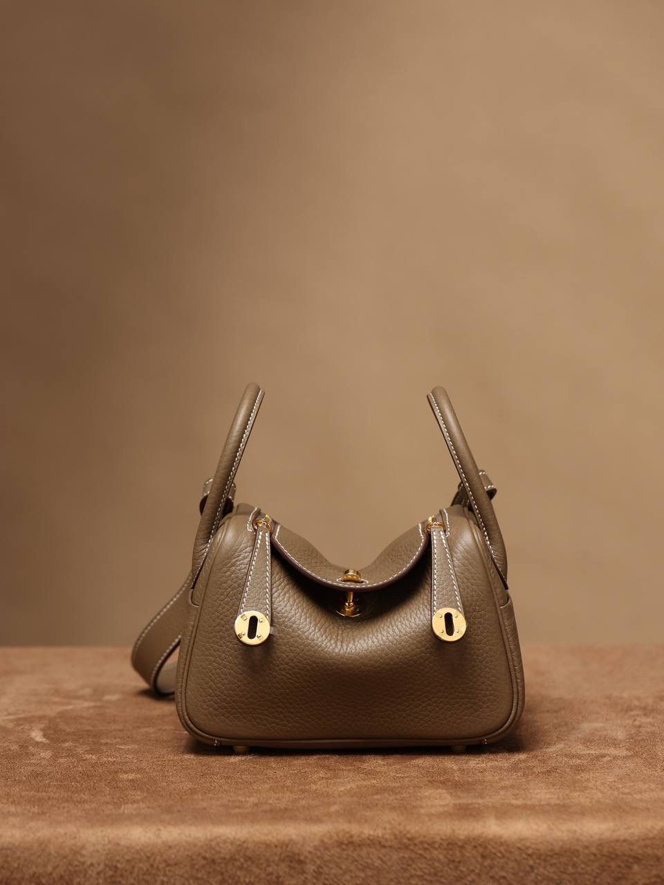 Hermes 爱马仕 Lindy Mini 19cm 大象灰金扣👜✨ Lindy 独家渠道货 独家欧洲原厂皮原厂五金组装的ZP尾单货 尺寸：19*12.5*9cm Lindy是采用原厂的正品TC皮，什么是TC皮？ 爱马仕专用的clemence,简称tc皮，是Hermes最受欢迎的皮革之一，颜色会比Togo少一些，但是纹路比Togo细腻，含油更高，更软，因此稍稍有些下垂感的特点。