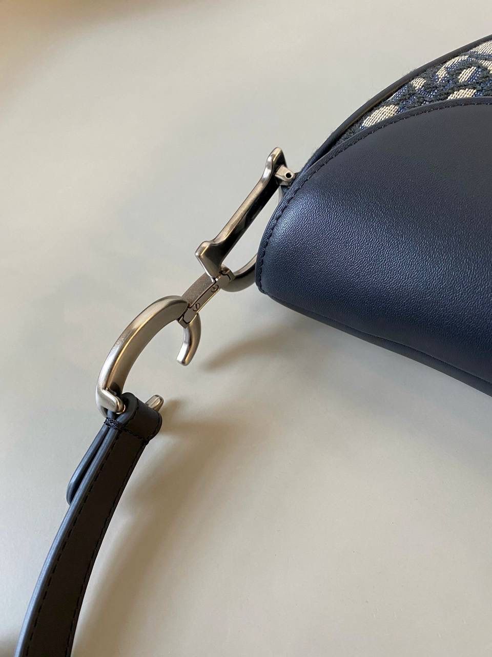 🈶老花配皮，大号 𝗖𝗗 𝗦𝗮𝗱𝗱𝗹𝗲 经典马鞍包 王者中的王者，地位不可撼动 席卷了整个时尚圈今年依旧火爆啊 也让最新出的银扣+黑篮牛皮翻盖版 再次把热度推向巅峰！真的太酷了 时尚感拉满的同时增添了一份完美女性的力量感！ 25.5×20×6.5cm #8006m