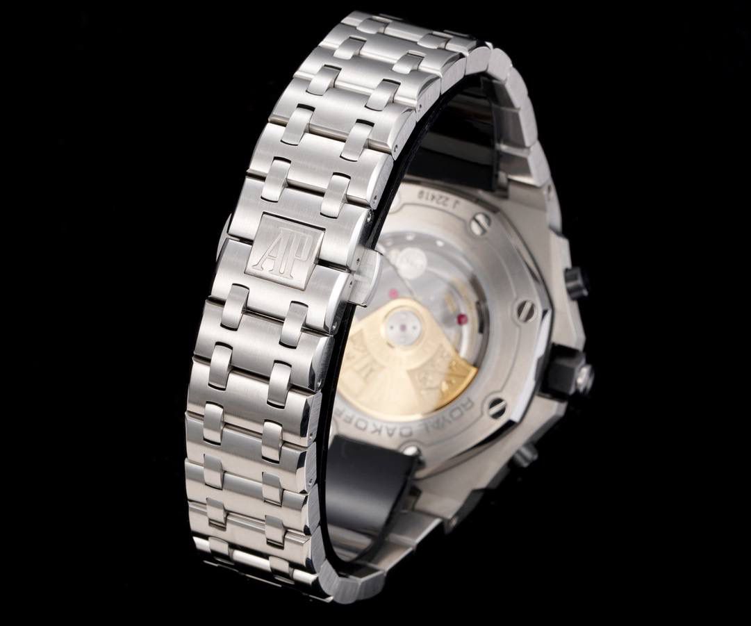 TK Factory皇家橡树离岸型26400/26238/26470系列正式登场！款式最全，做工最好的爱彼计时款腕表来了，有做工好的顶级货，廉价的小厂货就别去考虑了！ 1，机芯采用12位小秒的定制版3126计时机芯，完美还原原版所有功能。经过精密打磨，大大加强了其稳定性。 2，其中碳纤维系列表壳采用全新碳纤维复合材料——「Carbon TPT® B.4」打造，这种高科技材料比常规 Carbon TPT® 密度提高4%，纤维硬度提升15%，树脂强度提升30%，材料结构经过各项异性优化，保持轻盈同时无比坚韧，提供迄今最强的抗冲击性能。 3，字面颜色均采用目前最先进电镀技术，非几年前的简单喷漆技术。每一个巧克力格纹装饰，通过CNC级别打磨，无限接近原版。 4，同步原版搭载微微活动头粒，胶带采用进口氟橡胶材质，皮带采用美洲鳄鱼皮材质，更加耐磨耐造。