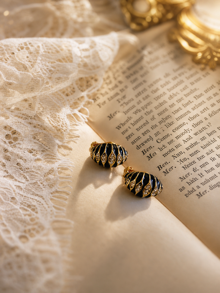 凡爾賽的黑夜流金 ∙ 西洋古董黑金琺瑯與雕金耳環系列 Noir Gilded Symphony ∙ Vintage Black & Gold Statement Earring Collection