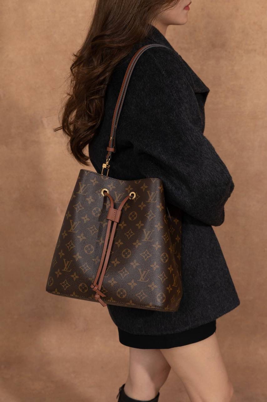 LV NÉONOÉ 水桶包 👜✨ 这款真的是经典中的经典，很多人第一只 LV 都选它！！ Size：26 × 26 × 17.5 cm，容量很可以，日常东西统统装得下～ 水桶包原型来自 1932 年的香槟袋， 经典又耐看，不分年纪，背起来都很有感觉。 又能装、又好搭，休闲穿、正式穿都 OK， 属于那种越背越喜欢、怎么都不会过时的款 💖