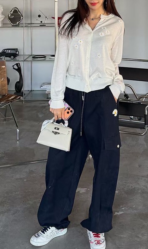 刺繡太陽花休閒褲