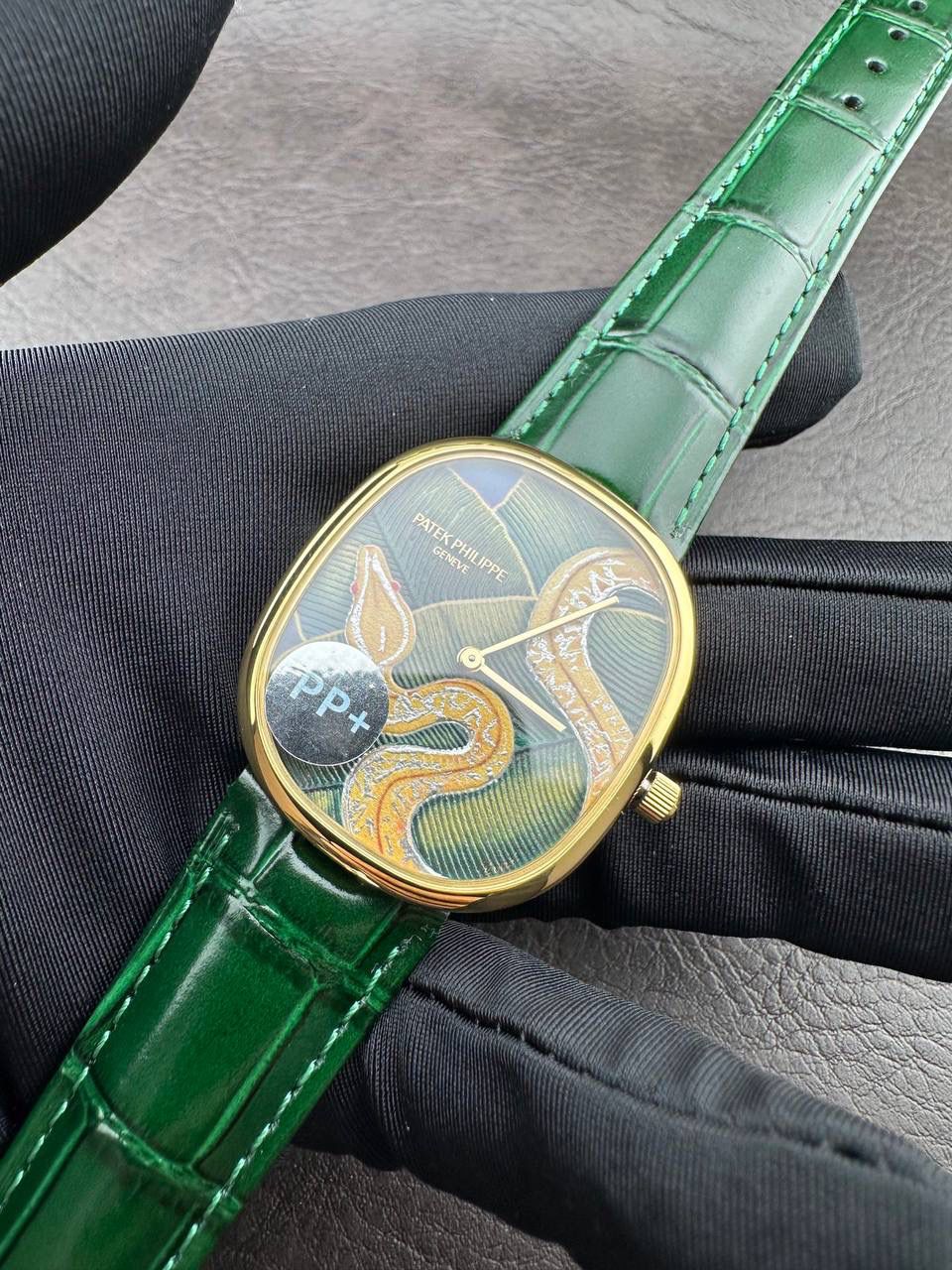 PP➕ Factory2025新品首发｜百达5738系列 68克配重版 复刻经典，更胜经典——GOLDEN ELLIPSE 黄金椭圆腕表重磅登场！ ✅ 黄金分割美学重塑：遵循1:1.6181经典比例，34.5MM×39.5MM椭圆表径搭配7.7MM纤薄厚度，复刻古典韵味与佩戴舒适度。 ✅ 316L精钢表壳：介于圆形与矩形之间的别致椭圆轮廓，还原原版线条张力，质感细腻出众。 ✅ 3D立体云贝母表盘：专属浮雕打印工艺，折射神秘深邃光泽，告别市面暗淡平庸款，上手自带高光。 ✅ 定制进口小牛皮表带：21X16尺寸对版原配，搭配同型椭圆表扣，与表壳设计遥相呼应，贴合手腕更显格调。 ✅ 9015精准机芯：走时稳定精准，兼顾实用性与耐用性，日常佩戴无压力。 PP➕不做“远观款”，只为呈现最接近原版的真实佩戴体验——从细节质感 to 上手触感，每一处都经得起近距离审视，让经典韵味在腕间完美延续！