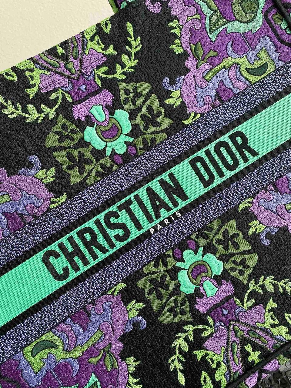 🈶漫花紫大号 𝗖𝗗 𝗕𝗼𝗼𝗸 𝗧𝗼𝘁𝗲 23最新购物袋 独特而神秘的紫色，今年的热度依旧不减 对于我这种偏爱彩色的来说，简直惊叹 印度异域风情，大自然永远有的灵感 有几分漫而梦幻的氛围气息，温柔雅致 带有一种稳定，静谧，和谐的基调🎀 多元素的文化交流，是一只行走的艺术品 42×35×18.5cm