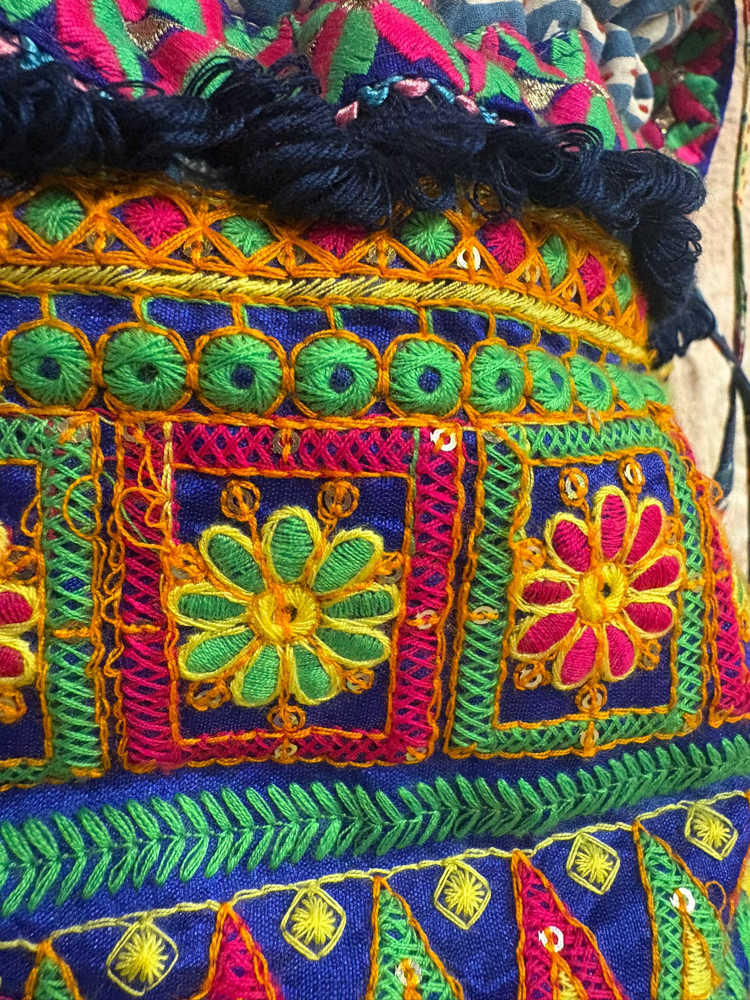 泰國-Mitra Collection - 併布藍色刺繡花水桶包