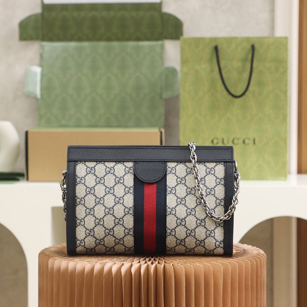 新配色𝑶𝒑𝒉𝒊𝒅𝒊𝒂 𝑮𝑮系列 原厂皮#503877# 🔷尺寸：26*17.5*8cm🔷 拥有经典王牌元素的𝐎𝐩𝐡𝐢𝐝𝐢𝐚系列， 隽永海军蓝与米灰色的𝑮𝑮结合，玩出炸眼球的高颜值， 打破常规的传统经典元素，更多的是时尚与复古的融合， 新配色的设计，可盐可甜，少女感十足，却拥有这个系列该有的复古样貌，新配色占据着主流时尚的地位，给人一种耳目一新的感觉！