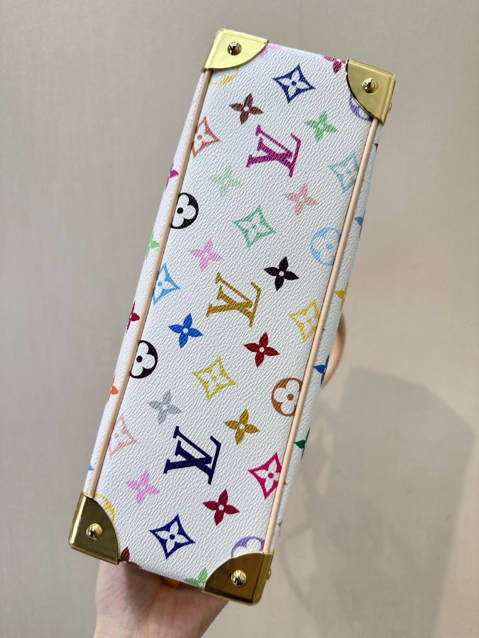 LV&村上隆 白三彩 保龄球包👜✨ 保龄球的热度不用多说吧，而且驴的保龄球是独树一帜，不是那种方方正正的，有弧度的设计更有feel～白三彩这波热度一定会持续下去，确实有那种一眼就想入的冲动，万千宠爱于一生，对于拥有了众多老花的你来说，白三彩一定要有一只～🌈🌼