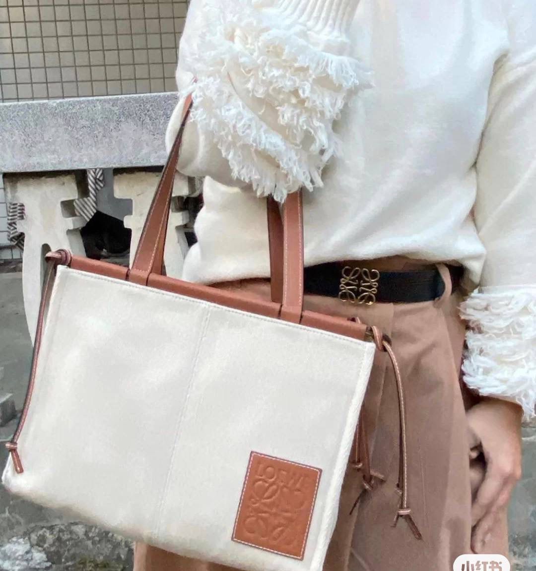 * 𝘊𝘶𝘴𝘩𝘪𝘰𝘯 𝘵𝘰𝘵𝘦 小号 尺寸:32-24-16cm 编码:702001小号布配棕 采用独家定制进口帆布拼进口小牛皮，搭配独家定制进口条纹内衬tote 购物袋 上班通勤款💯分，属于仙女们闭眼就可以入的款✌✌