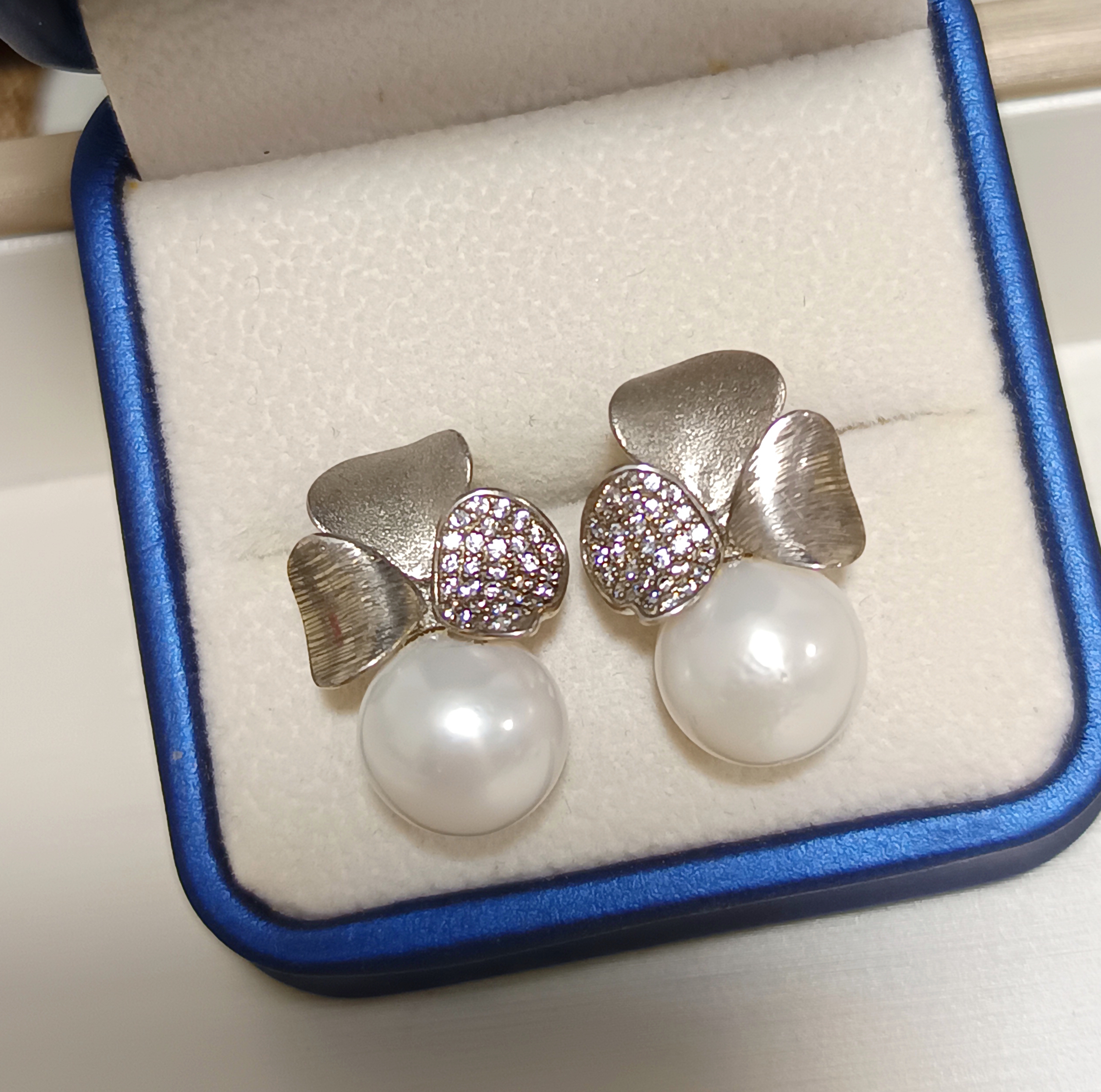 正圓強光愛迪生白珠s925銀三葉草耳釘