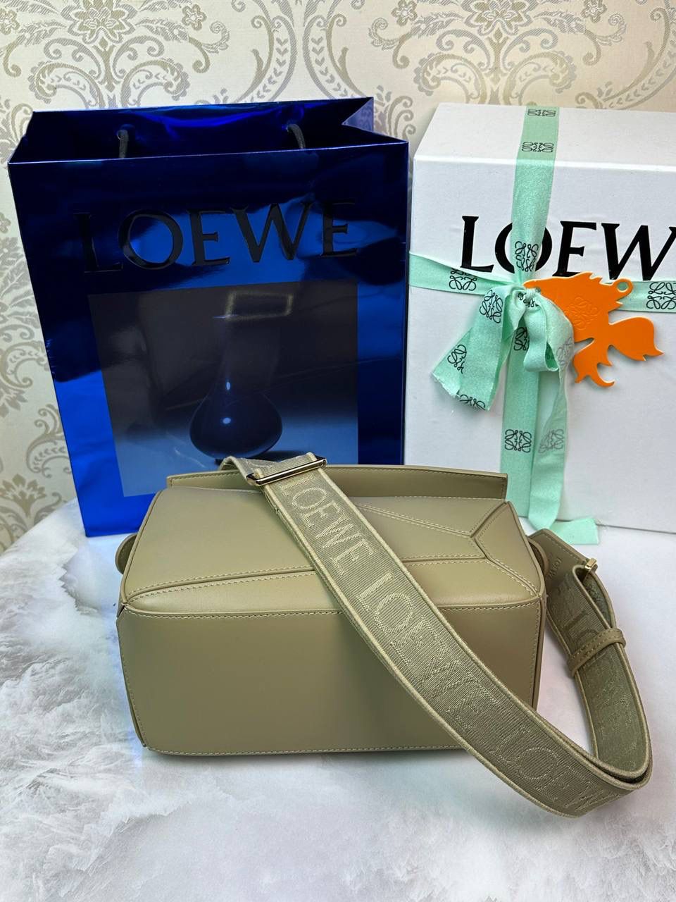 🅰️小号 𝗣𝘂𝘇𝘇𝗹𝗲最新版本❤️ ——（缎面/织带款） ✅经典拼图系列，不规则立体几何设计，最具辨识度的立体廓形和几何美学，顶级进口小牛皮搭配德国沙菲线，独家定制五金，𝗬𝗞𝗞拉链拉头 ✅容量超大，颜值高，四季百搭，新款自带可拆卸𝗟𝗢𝗘𝗪𝗘织带宽肩带‼️ 尺寸：𝟐𝟒-𝟏𝟎.𝟓-𝟏𝟔.𝟓𝐜𝐦 款号：061609织带款黏土绿