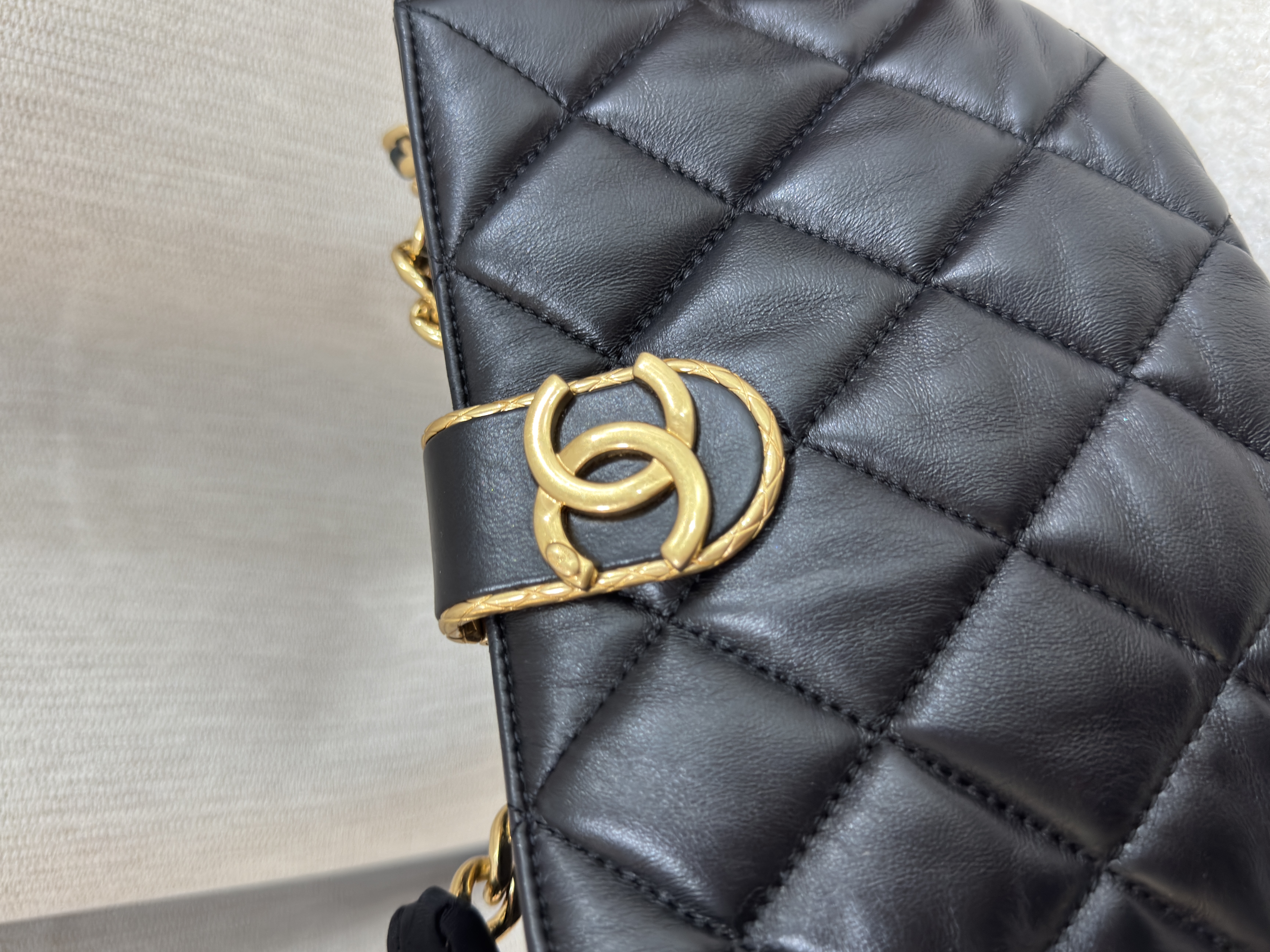 Pre-Owned CHANEL 22B Small Hobo Bag / Product Code : 26021607
