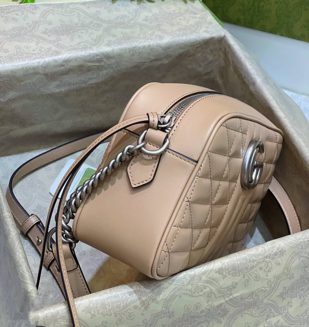 ✈️✈️✈️ 🔥𝐌𝐚𝐫𝐦𝐨𝐧𝐭菱格原厂皮# ▫️型号447632 ▫️尺寸 24*14*8cm 全新经典款相机包 ，整个包身下血本都用了原厂牛皮❗️最基础的包型.立体棱格绣花在灯光下让整个包活跃了起来，肩带可调节上身太好驾驭 不挑身高，也是全球打人必备的百搭单品！778590