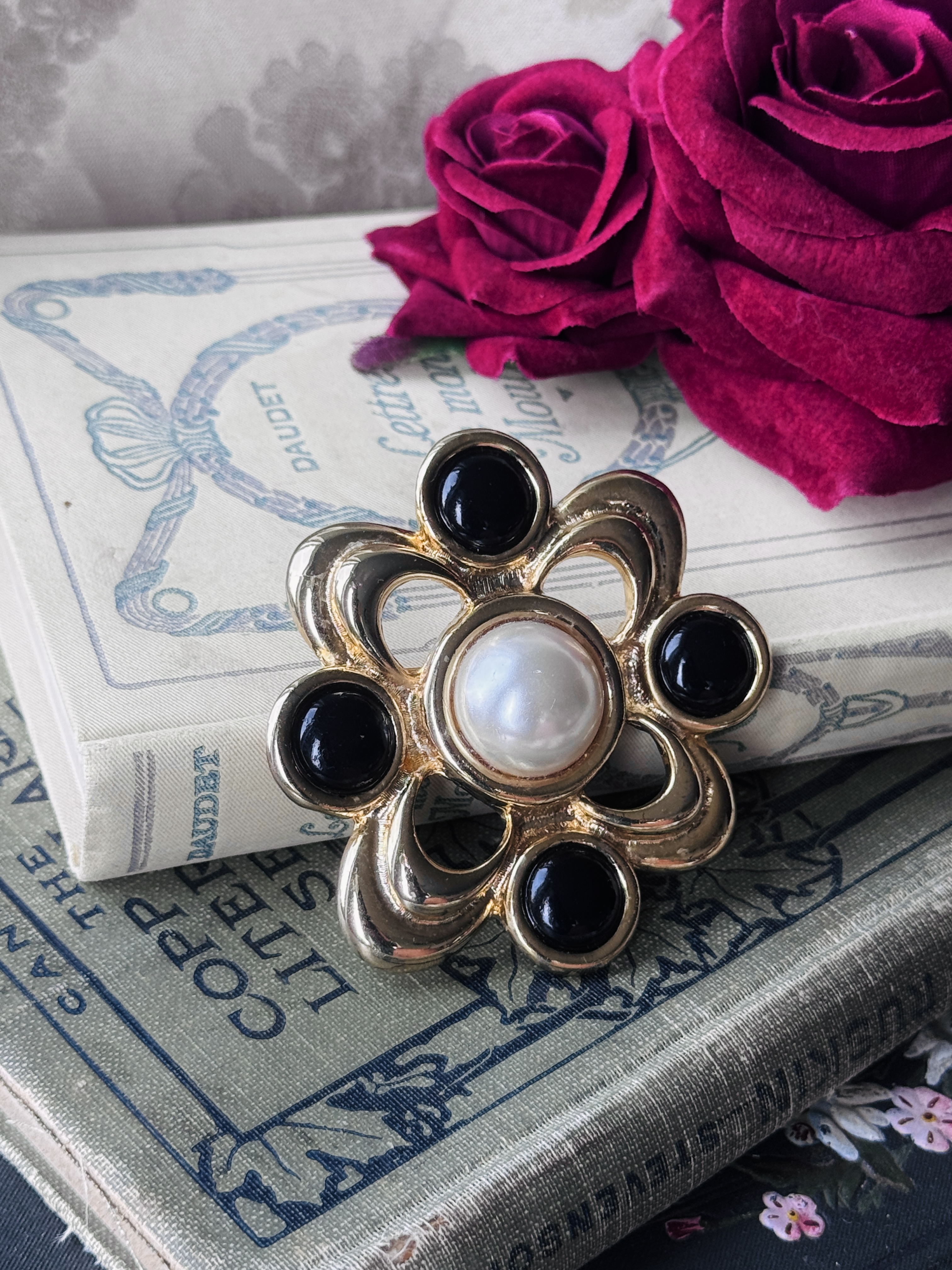 VIntage C.a. 1980s Black & White Floral Statement Brooch(MT2589-31)
