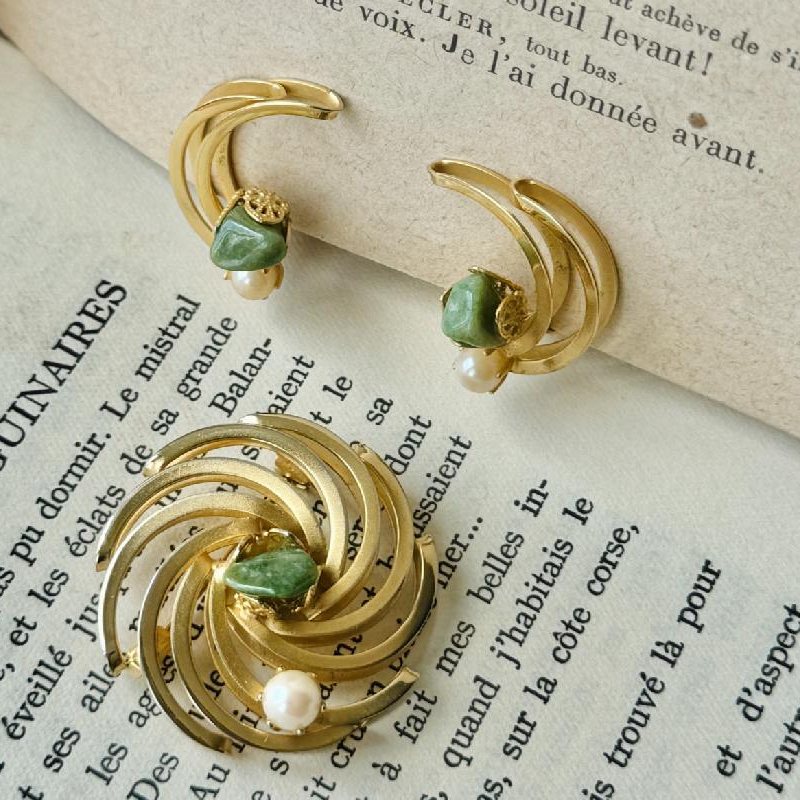 Vintage Canadian Continental Jade Stone Gold Swirl Brooch and Moon shape Clip On Earring Set (MT2109)