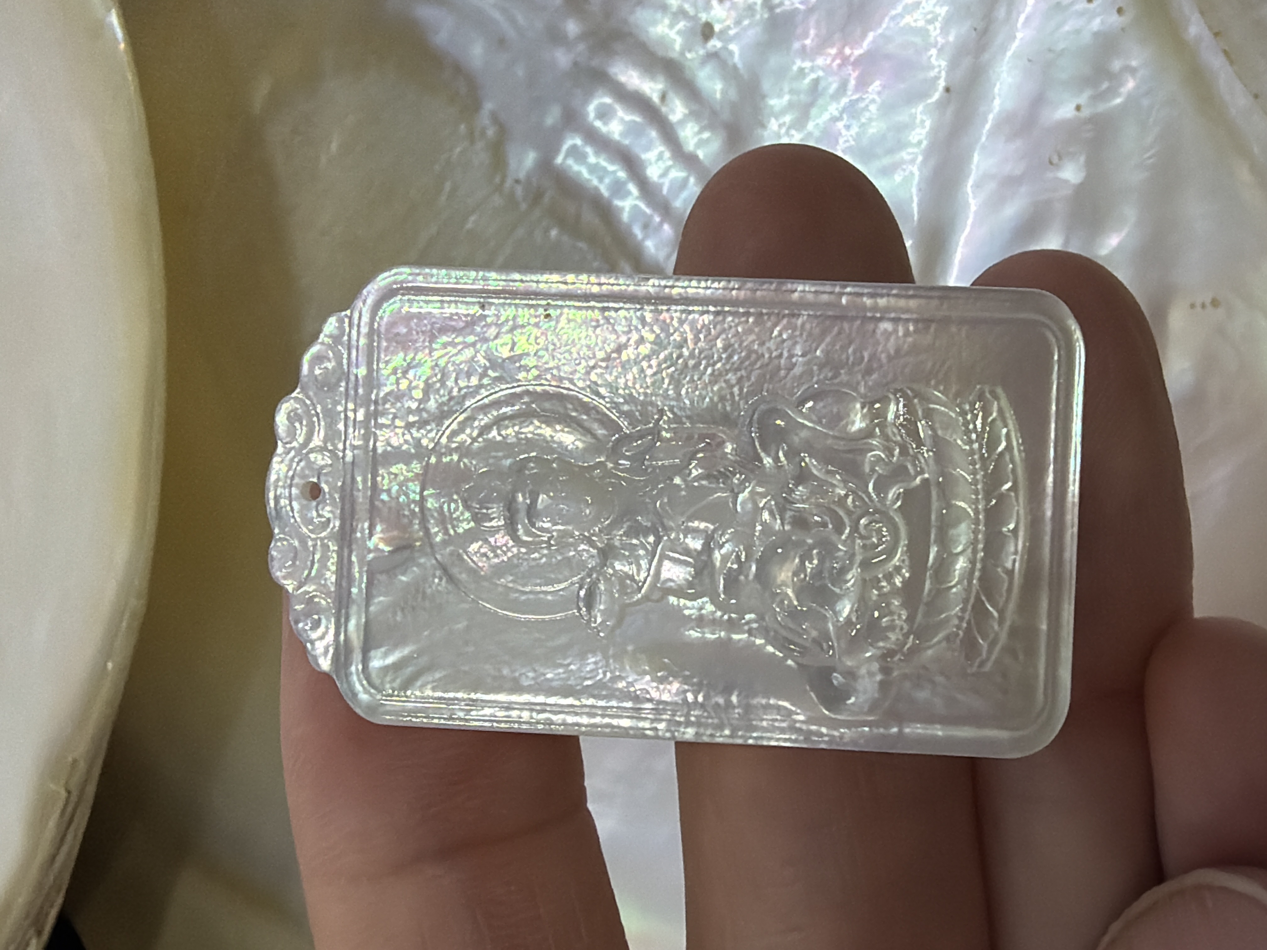 農曆新年巨獻（30%off) 印尼純天然白貝母精雕 #21 屬龍守護 普賢菩薩4*2.3cm（會加持配頸繩）