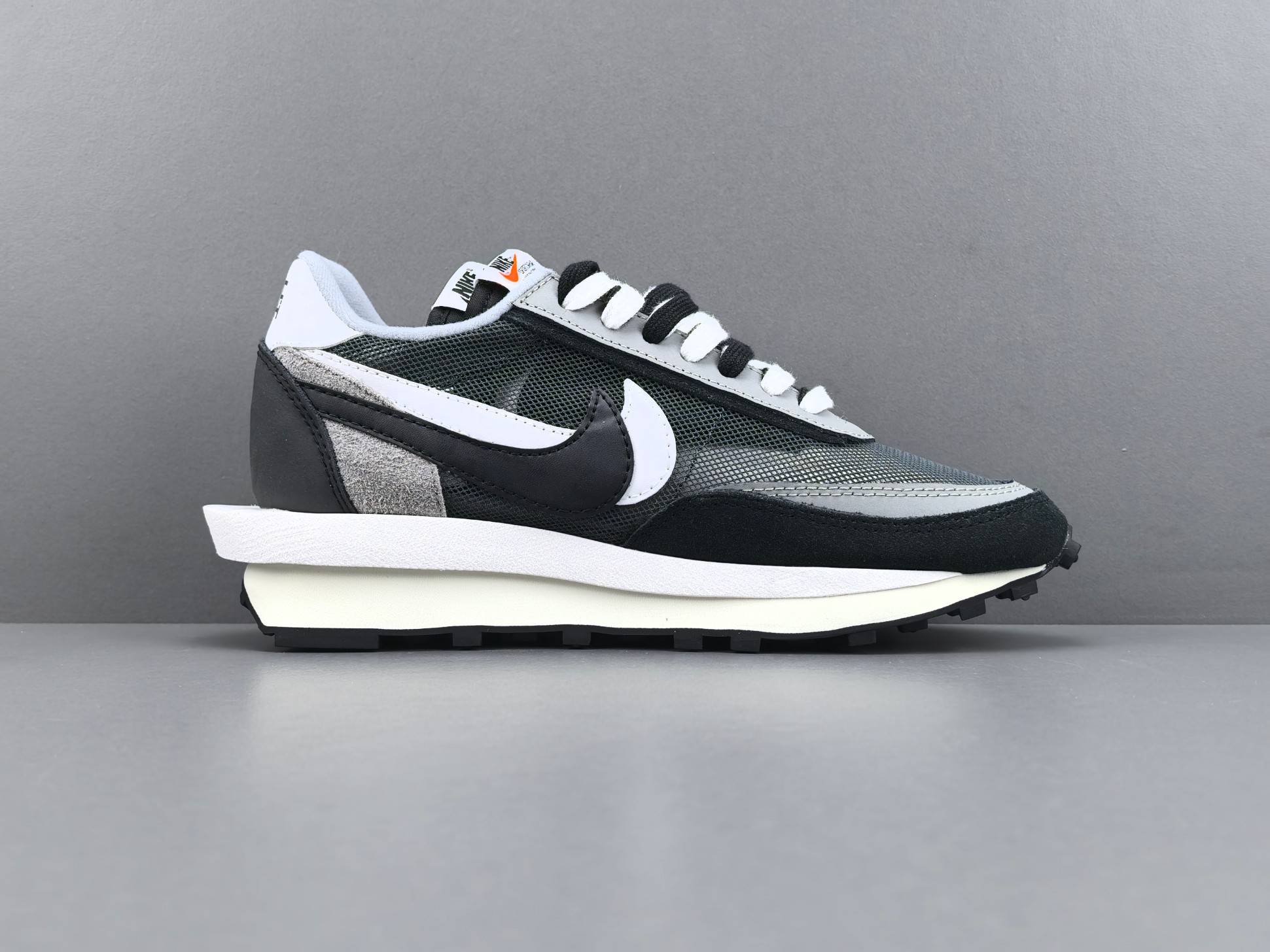 Nike LDWaffle x Sacai "Black Anthracite" BV0073-001