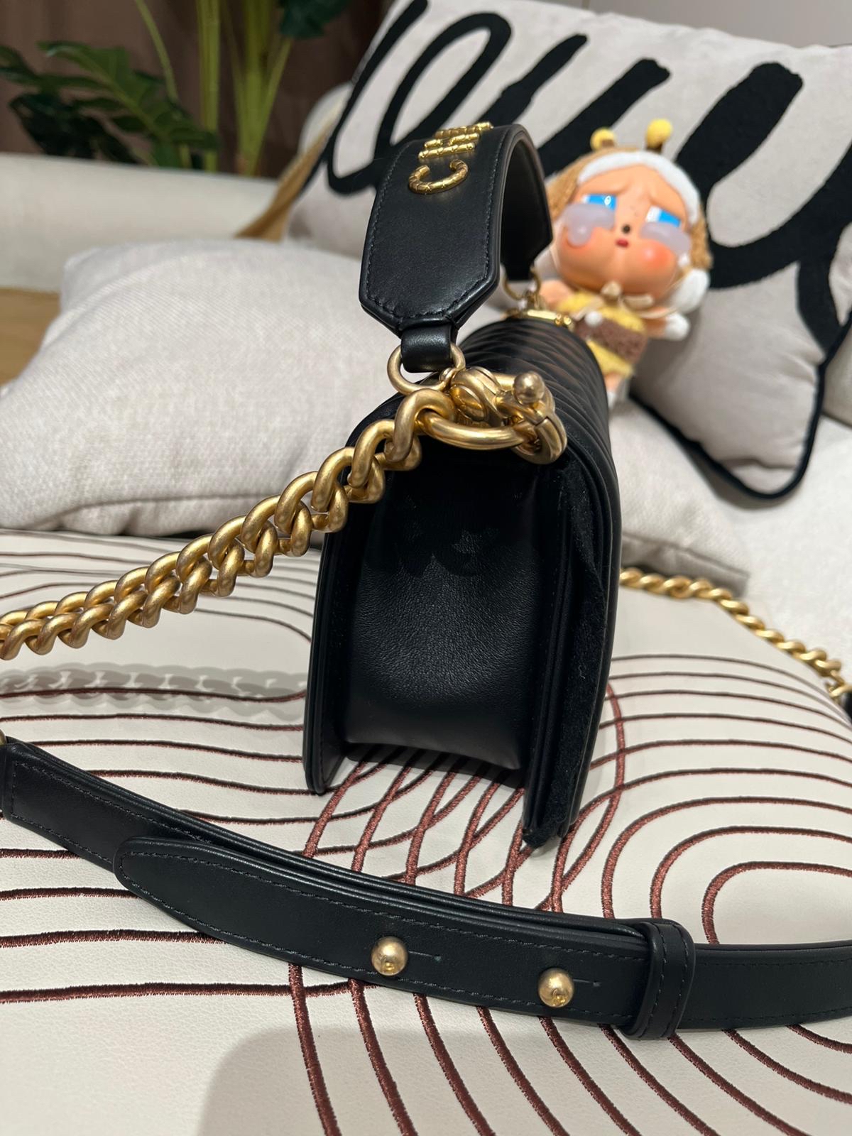 Chanel Boy 20cm 特別版 classic 2Way Bag AS2117 100%Authentic,95%new ✅專門店收據✅30貼✅塵袋✅box