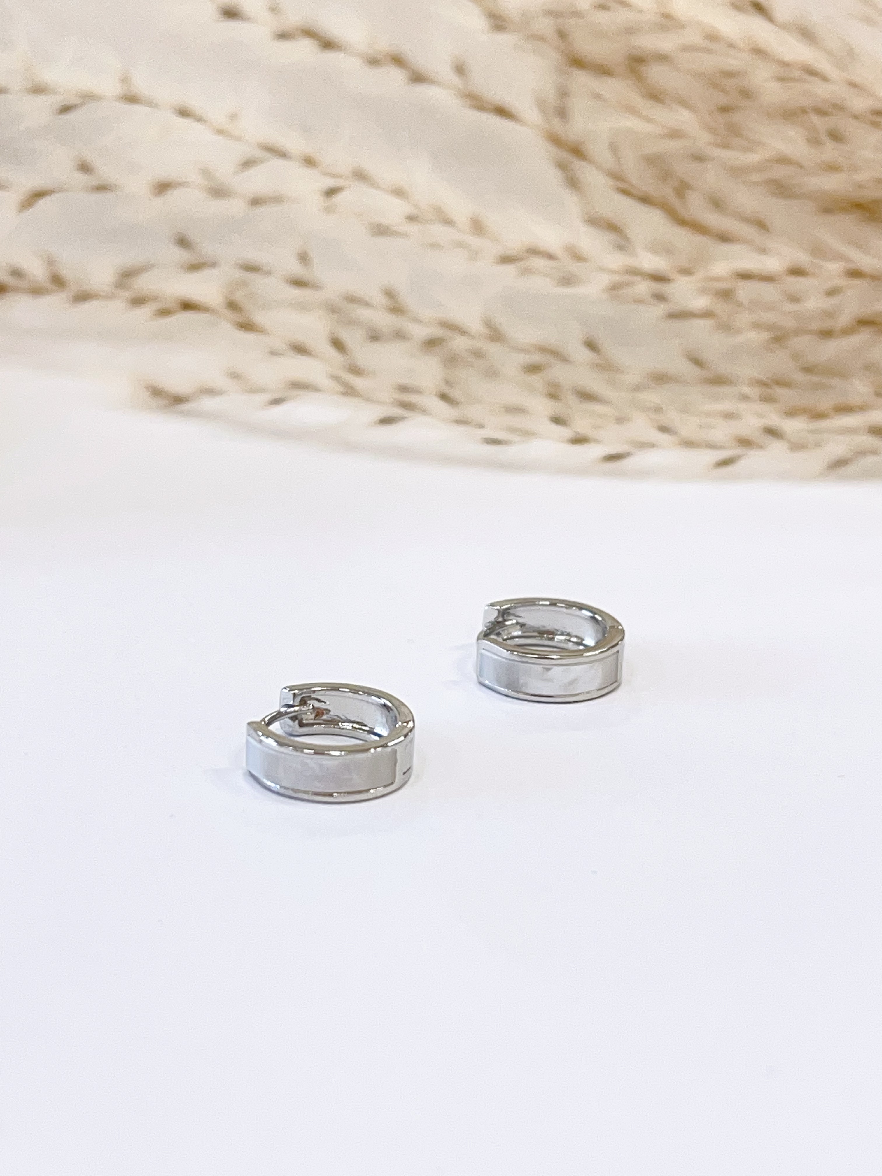 小巧贝光感简约耳扣耳环