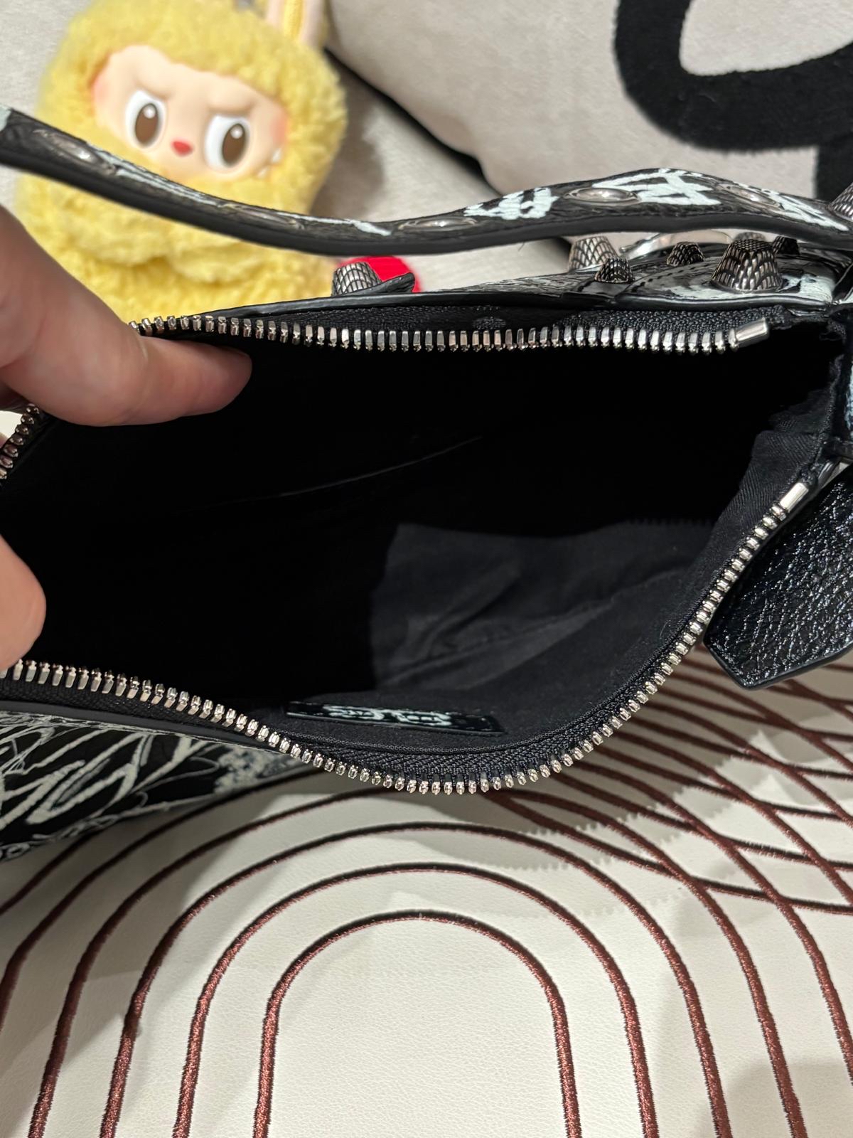 Balenciaga Shoulder Bag 100%Authentic, 98%New ✅Dust bag