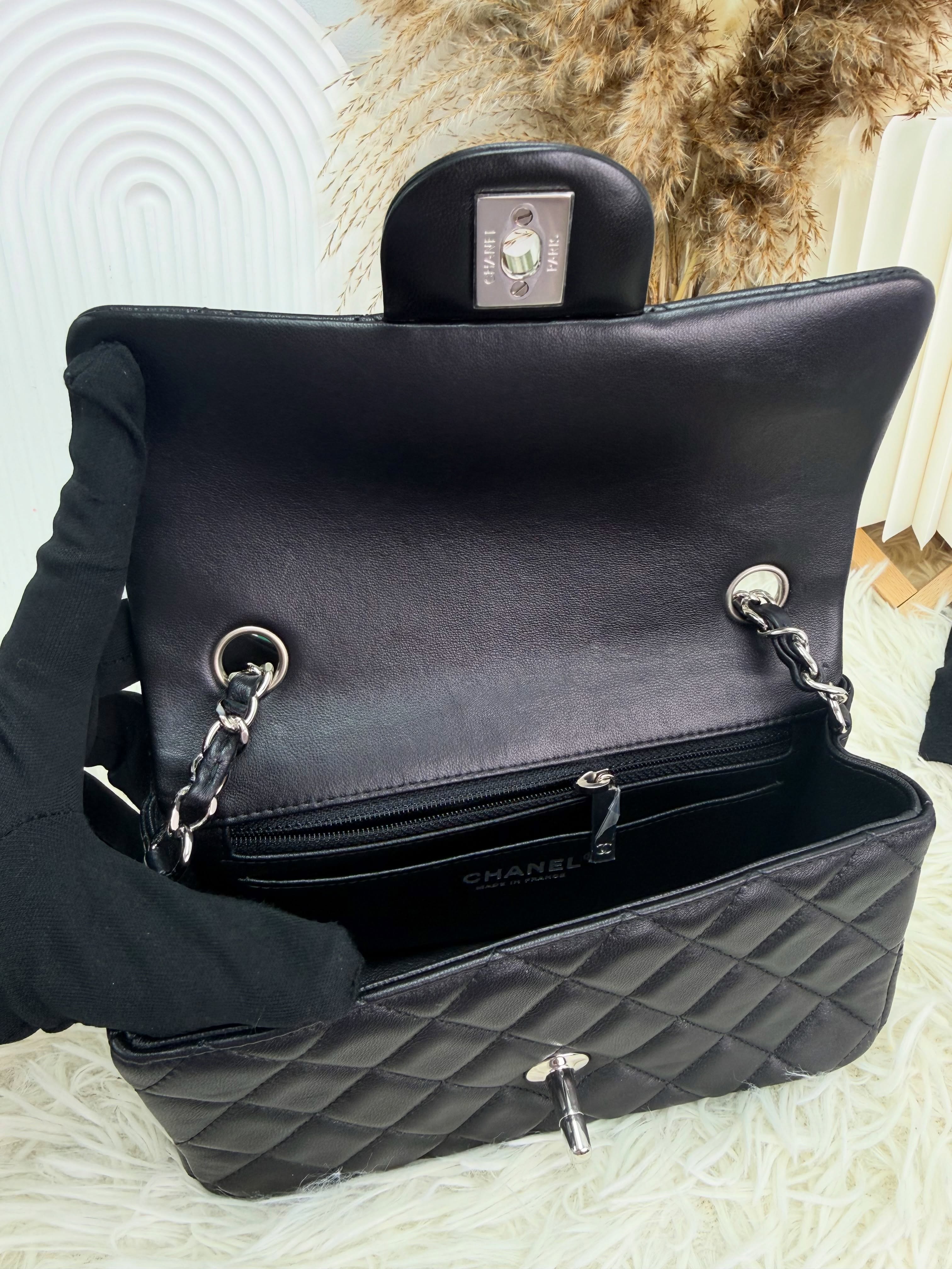 Chanel👜 PRE OWNED 🛍️黑銀 大mini 28開 英國單 有盒有塵袋🖤 