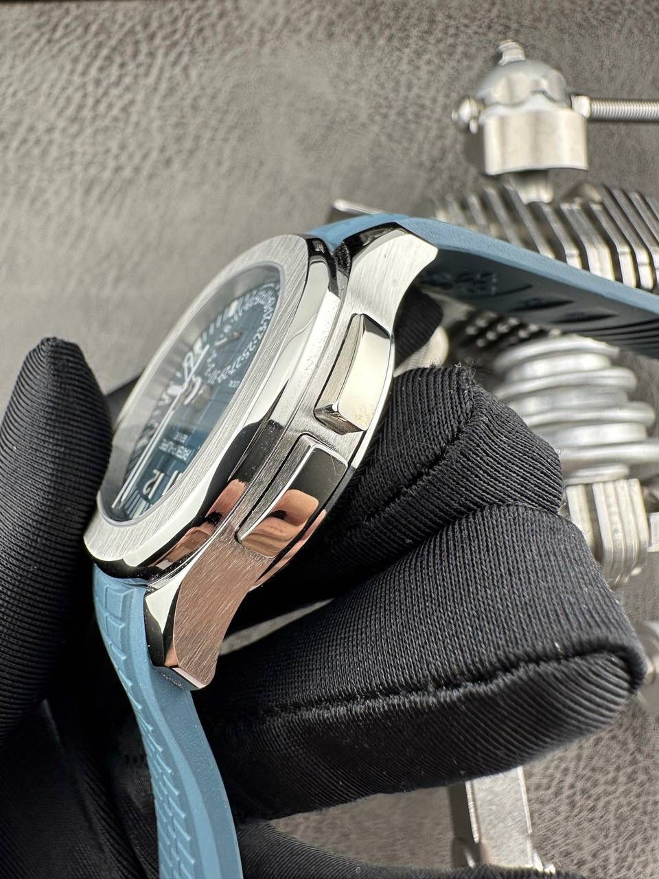 百达翡丽Aquanaut系列😎 【表壳】40.8MM表径，不锈钢材质，圆润的八角壳型恰到好处，表壳左侧的鲨鱼鳍型设计，是可以前后快调中央镂空时针的按钮，这枚指针可以用来指示第二时区时间。 【表盘】黑色浮雕表盘，金属立体字块，覆荧光涂层时标。3、9点钟分别显示”HOME”与”LOCAL”的方形昼夜视窗，蓝白二色各自代表晚上与白天，6点钟位置是指针式的日期盘。 【机芯】成功实现百达翡丽5164A-001内载的324 SC FUS自动上链机芯功能，大三针基础机芯上搭载两地时间模组。 配有休闲气息的Tropical表带，正是为年轻世代所准备的奢华运动表。