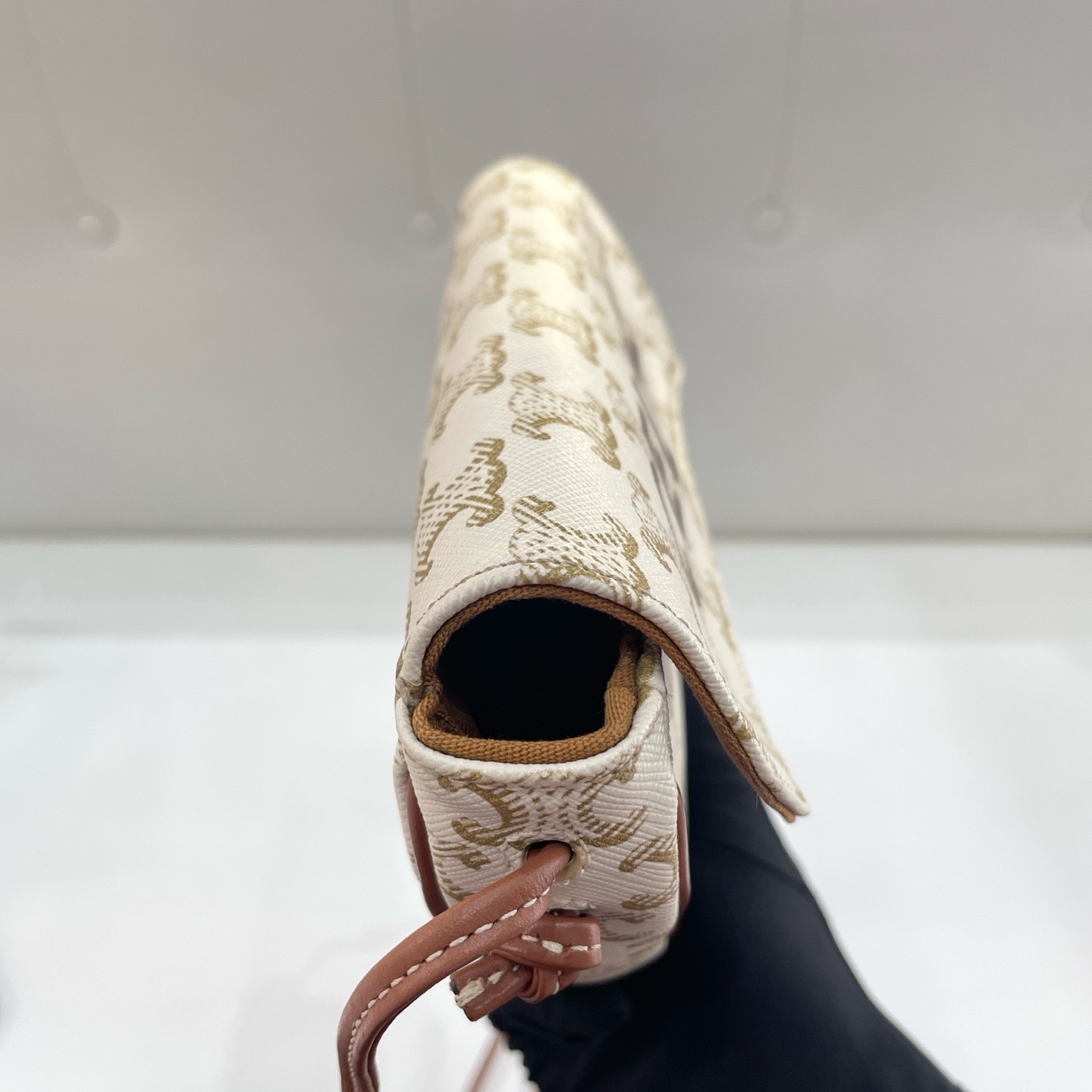 【預訂貨品】Celine白色老花三角包 