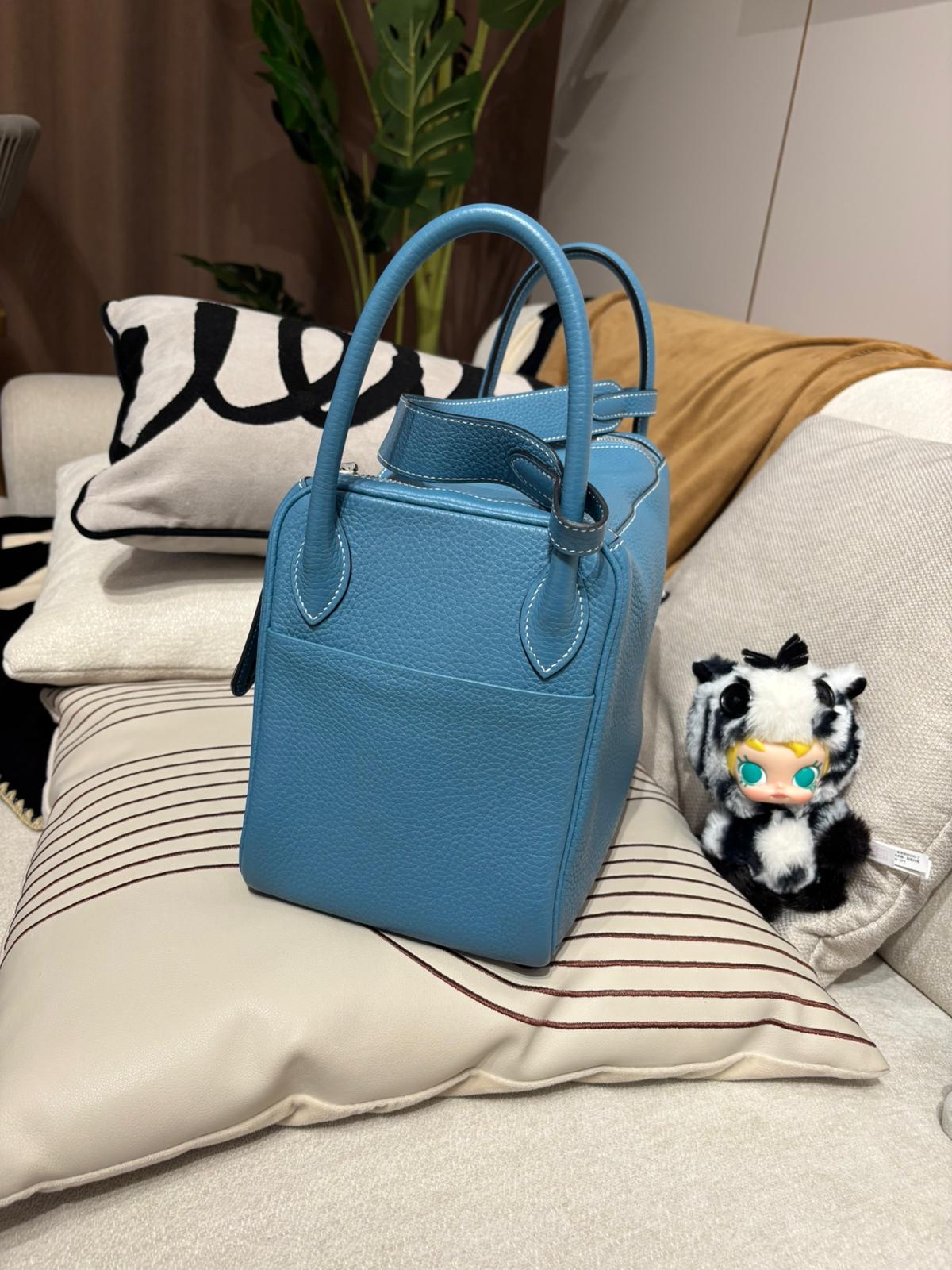 Hermes Lindy 30,BLUE JEAN 牛仔藍 Stamp T 100%Authentic ,98%new  ✅dust bag✅rain coat✅box 