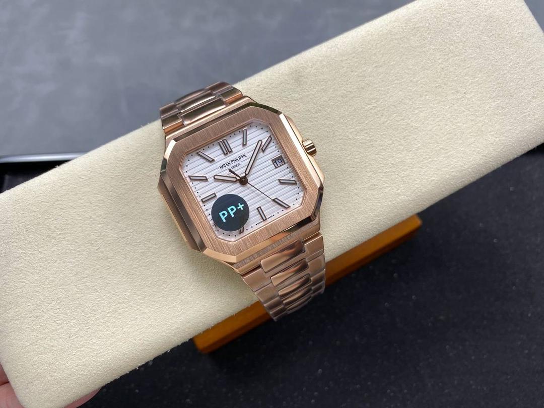 PP+ 百达翡丽 方形 新系列CUBITUS 5821腕表 亮点特色：1️⃣机芯:搭载定制9015改Cal.26-330 SC一体机，调时不停秒，调时不停秒，摆轮位置均与正品一致，自动上链机芯。2️⃣钢带:316L定制级人体工程学表带，新扣款式。3️⃣表壳:尺寸45毫米厚度仅8.3mm，为表壳对角线长度(即10点位至4点位),因为表壳近似于方形，上下边的宽度会小于这一数值，所以视觉效果并不是很大。 搭配上，5821属于运动风格腕表，日常搭配正装和休闲风格也可以。