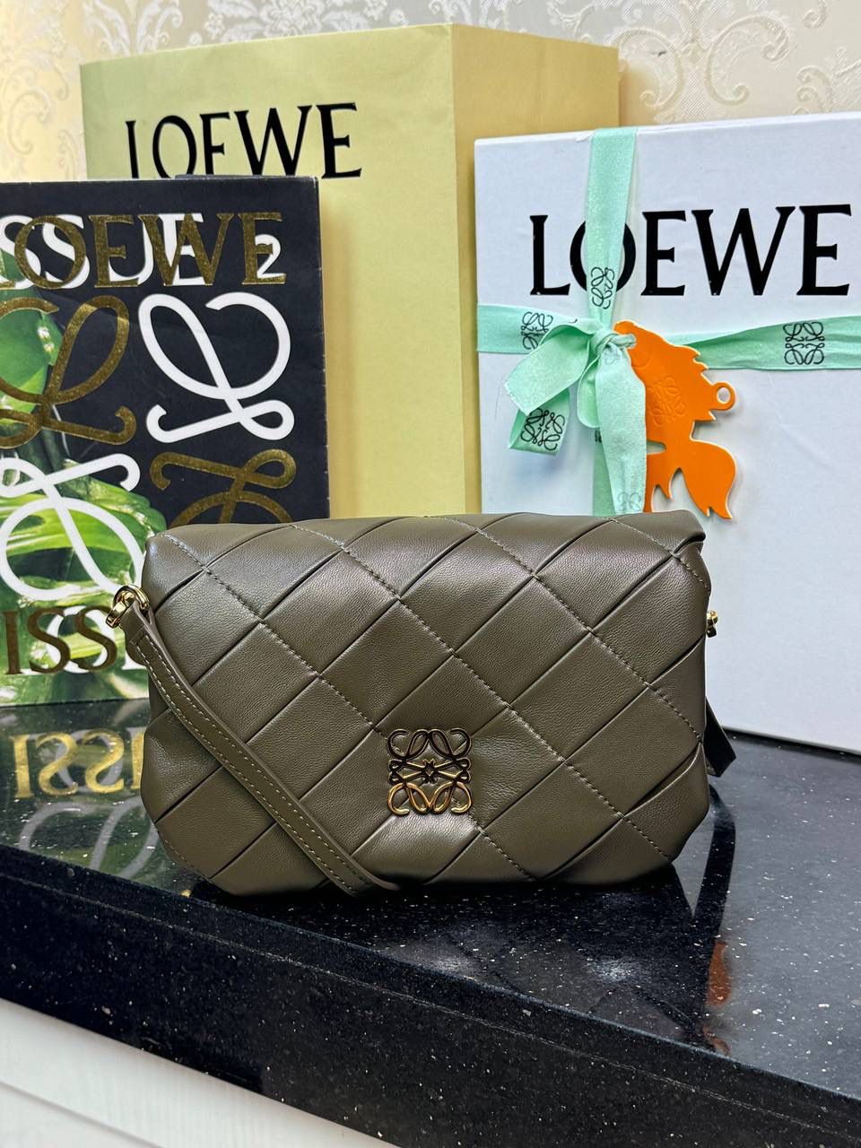 👉🏻小号羊皮【𝘗𝘶𝘧𝘧𝘦𝘳 𝘎𝘰𝘺𝘢】 —深卡其绿❤️到货✅ 编码：262122 尺寸：𝟐𝟎-𝟔-𝟏𝟑𝐜𝐦 ❤️采用轻柔纳帕小羊皮，经过裁剪、缝制和手工编织制成，内里一个主要隔层和一个拉链口袋，磁扣开合。 ❤️配有可拆卸可调节的皮革带子。可肩背或手拿。