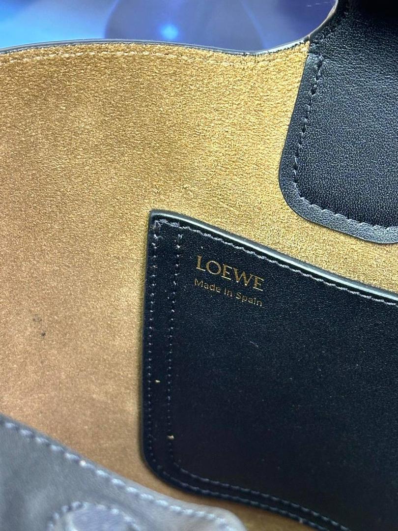 ♥️𝙈𝙞𝙣𝙞 𝙋𝙚𝙗𝙗𝙡𝙚 𝘽𝙪𝙘𝙠𝙚𝙩 ——【黑色平纹】 尺寸：𝟏𝟔-𝟏𝟔-𝟗.𝟓𝐜𝐦 编码：062339 【配全套礼盒】 🎈标志性Anagram鹅卵石点缀，配以纯粹简约线条以及瞩目设计风格，诠释全新𝙋𝙚𝙗𝙗𝙡𝙚手袋👜 🎈自带一根🉑拆卸🉑调节的肩带，一包多背，多样化风格，秀场大放异彩😀内里容量超大，日常实用性强👌 🎈配全套专柜礼盒🎁，给你满满的仪式感👀