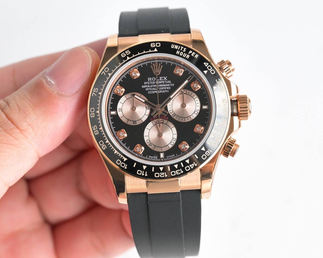 18k包金 现货供应 ROLEX-劳力士迪通拿系列 GTC中国国检检测证书，联网可查！一档调时 计时秒针 3字位9字位小针 功能原装一致！表壳原版开模，表盘尺寸40mm。厚度目前市面上最接近原装的 陶质实心外圈连计速刻度（采用真陶瓷工艺 刮不花 永不退色 质感和正品一致）功能盘字体和盘面logo采用叠加印刷工艺，从侧面观察会有微微隆起之感。盘面的底色纹路经过无数次过滤改正，确保百分百吻合与原装。其上的劳力士金属LOGO单独开模，无论是立体感还是圆润度均可PK原装 易读Chroma light夜光显示 配长效夜光物质。表镜平形蓝宝石水晶玻璃 抗刮损，效果绝不重影，吻合正品。⚠⚠六字位正品一致的有防伪的小皇冠👑（注意细节）表扣采用进口精钢1:1散件打磨而成 拉沙内侧 腐蚀劳力士钢印 外置正品一模一样的表扣保险环，完美在每一个细节！