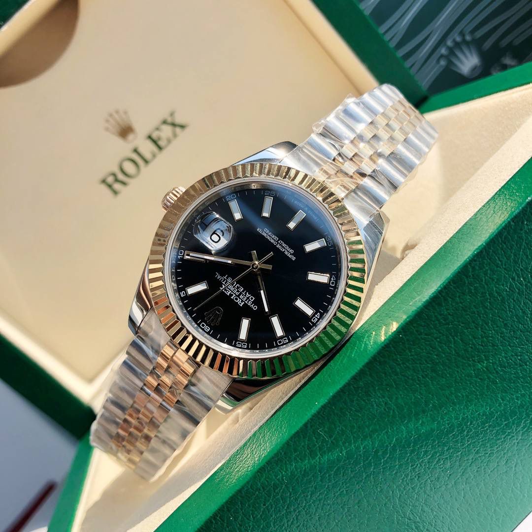 ROLEX- 劳力士日志型！男款41mm完美尺寸。女款36mm尺寸。真正的18K包真金，持GTC中国权威认证证书，百分百真金可验可查询！ 表壳采用劳力士特有的黄金钢（904L不锈钢和18K黄金的组合）材质。表冠采用三扣锁上链表冠，三扣锁上链表冠可以说是劳力士专为潜航者型研发的三重防水系统。三扣锁装置由10组不同零件组成，配置完成后仅需旋紧，即可让蚝式表壳完全密闭，坚固防护可媲美潜艇舱门。