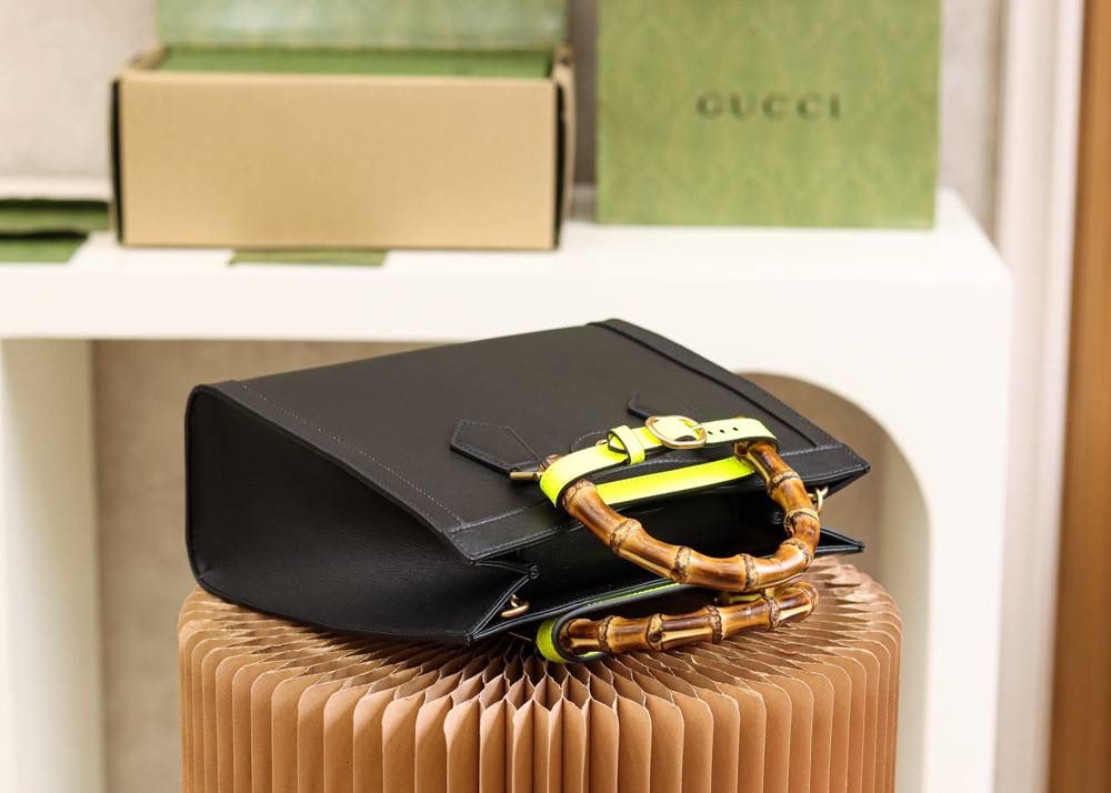 𝐆𝐮𝐜𝐜𝐢 𝐃𝐢𝐚𝐧𝐚 小号#660195#正品皮 ▪️尺寸：27*24*11cm 𝐃𝐢𝐚𝐧𝐚竹节系列以经典致敬100周年， 黛安娜王妃最爱的经典竹节再次回归， 托特造型融合复古元素的竹节， 实物真的太惊艳了， 小号尺寸更适合通勤风， 手提或者斜挎， 悠游于日常与工作上班之间， 时髦感别具一格， 经典百搭，个性又不失优雅感， 搭配彩色的扣带， 简直增添了少女气息！🌈🎀