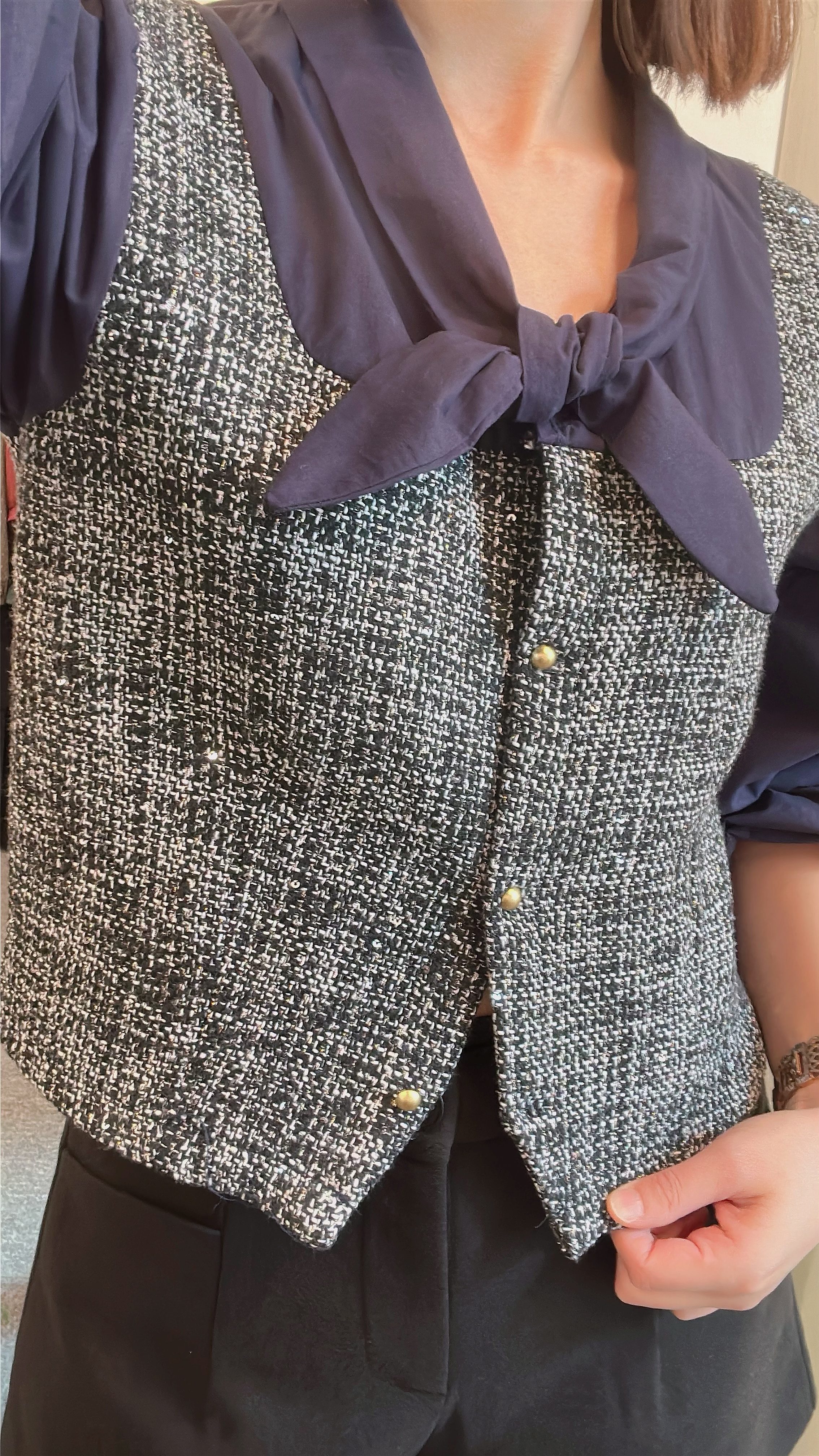 米白色／黑色假兩件V領綁帶長袖襯衫