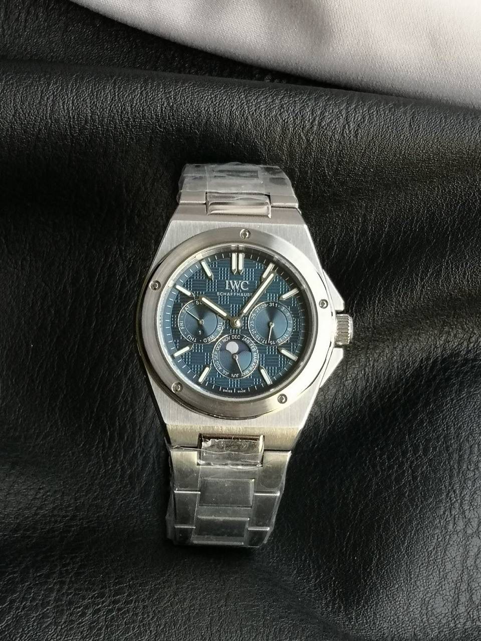 万国工程师系列万年历腕表，复刻界最复杂的腕表，所有功能同步原装，所有功能调节通过把头控制. 1⃣️【功能介绍】3点钟位置显示日历，9点钟位置显示星期，6点钟月份月相指针显示。 2⃣️【做工精细】外壳采用原版同样的三件套结构，中间拉丝，上下壳为抛光，镜面采用高成本的锅盖形蓝宝石，使其质感提升。 3⃣️【机芯性能】尺寸41.6mm,机芯采用天津机芯改82600，高效稳定，动力时间长达72小时以上，进行加装复杂的万年历模块，而且同步所有功能实现同步原装通过把头调节。 4⃣️【⚠️注意事项】由于万年历模块十分复杂在出货前都会调准时间，客户收到直接上链上手佩戴即可，⚠️请不要轻易乱调，由于机芯加装升级功能，调节需慢慢按调。