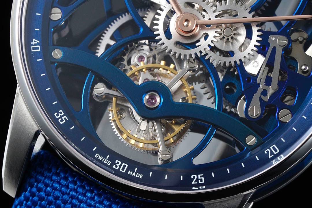 🚀爱彼最新款陀飞轮镂空腕表Code 11.59系列 Ref.26600 推出双拼色复杂动感结构表壳。全新标志性双曲面水晶玻璃带来独特的视觉体验！💯 亮点1、匆匆一瞥无法体现 Code 11.59 系列的复杂性和令人印象深刻的工艺。它看似圆形的表壳搭配纤薄的表圈，实则为大胆、并置的建筑形状的多面融合。为向品牌标志性皇家橡树表圈致敬，表壳中层为八角形，配有厚拉丝表带和抛光倒角。表耳也采用拉丝表面和抛光斜面，呈镂空设计。衔接表圈和底盖上，拱起保护着表壳中层。表壳中层与表圈、表耳和底盖之间的对比凸显了表壳的精致结构，表壳直径为 41 毫米。 亮点2、表盘由拱形双曲面蓝宝石水晶镜面保护，镜面高于明亮的抛光表圈，镂空陀飞轮机芯一览无余。定制AP 2948 型机芯是一款多层手动上链陀飞轮机芯，垂直排列的机芯，陀飞轮位于 6 点钟位置，发条盒位于 12 点钟位置，为镂空带来令人愉悦的对称性。机芯优雅弯曲的桥板采用三种不同的灰色调，突出了深度，并与浅灰色发条盒和齿轮系形成鲜明对比。内包头粒尼龙/皮表带，配小牛皮衬里 配备AP 针扣。